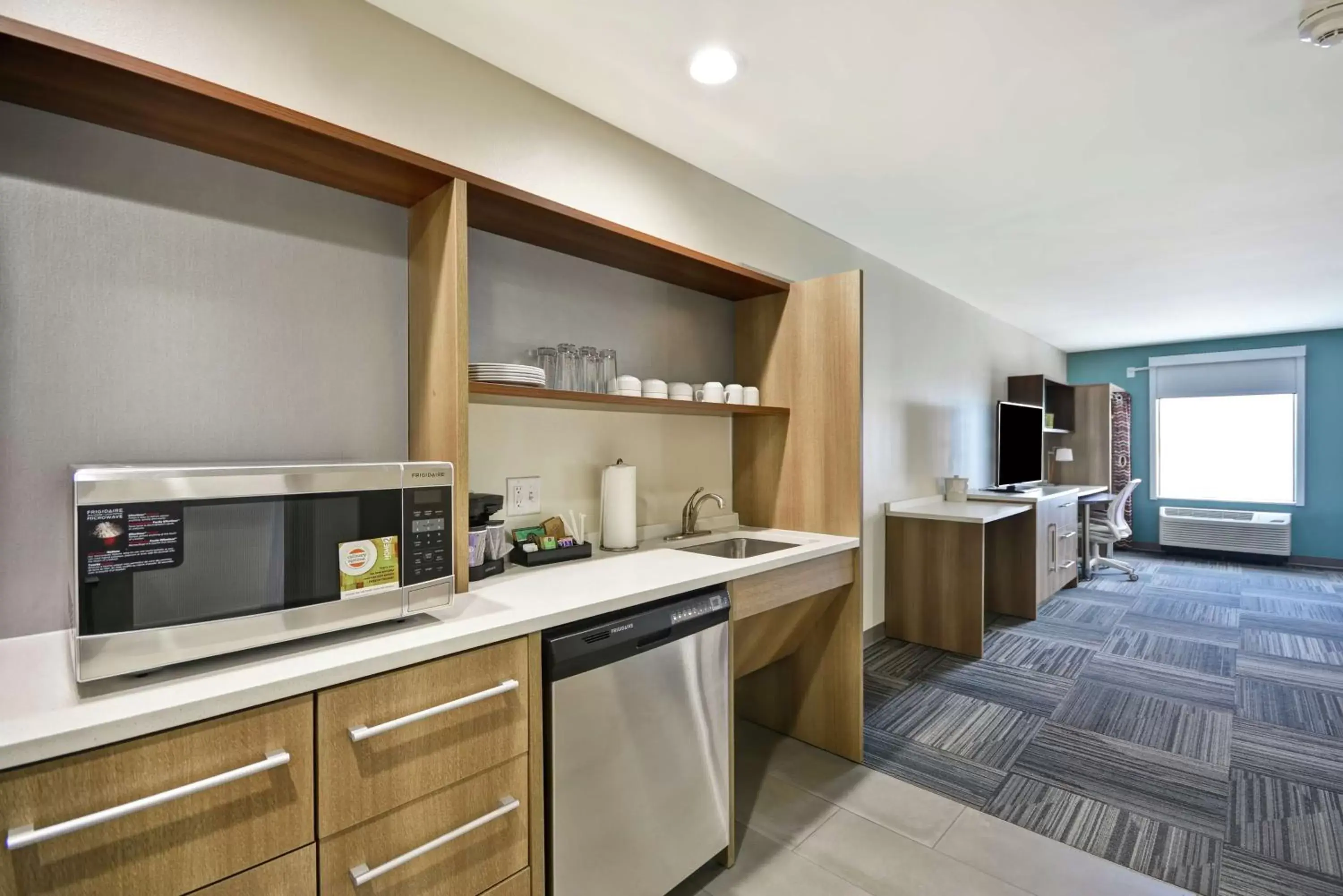 Living room, Kitchen/Kitchenette in Home2 Suites By Hilton Texas City Houston