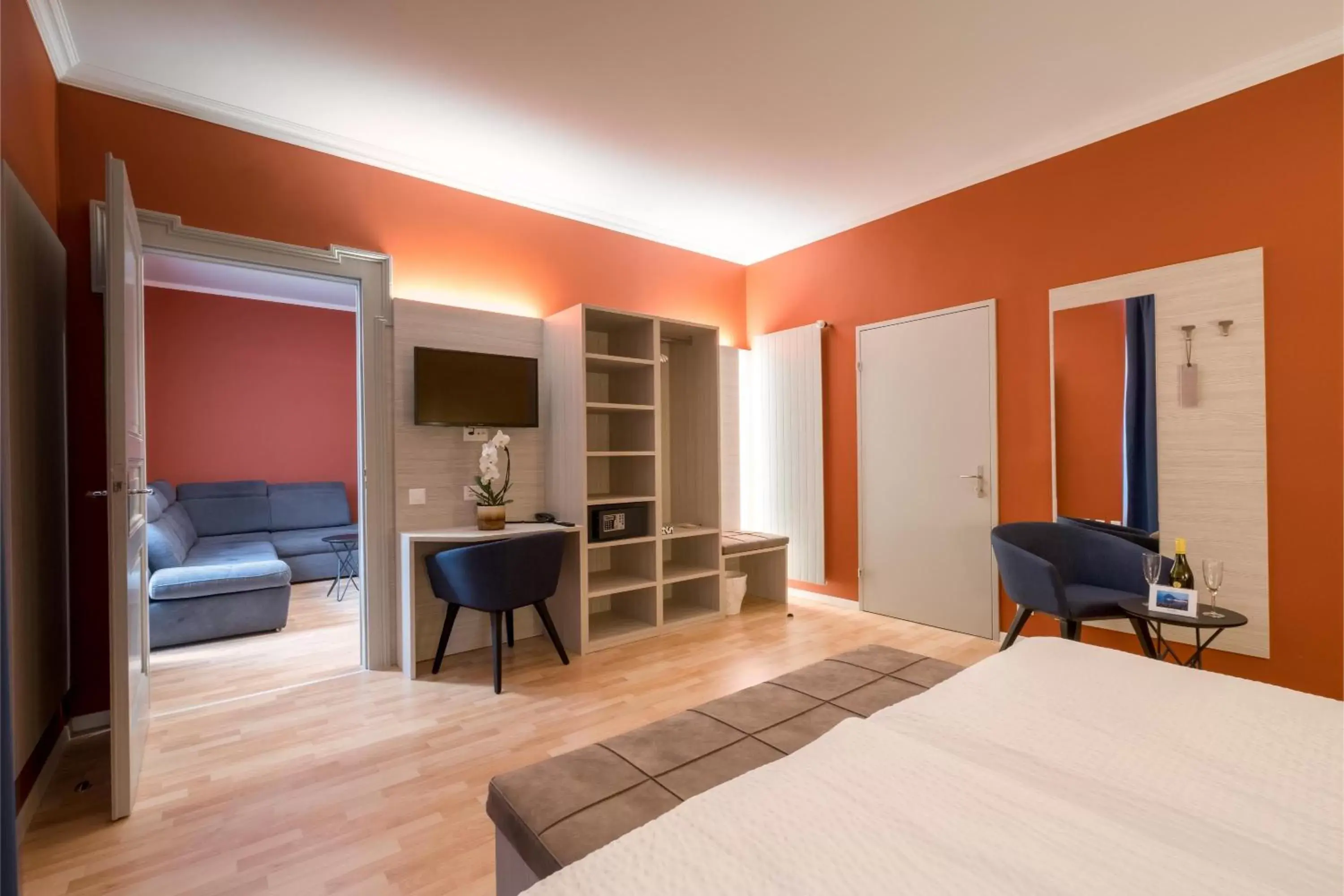 Bedroom, TV/Entertainment Center in Hotel Zurigo Downtown