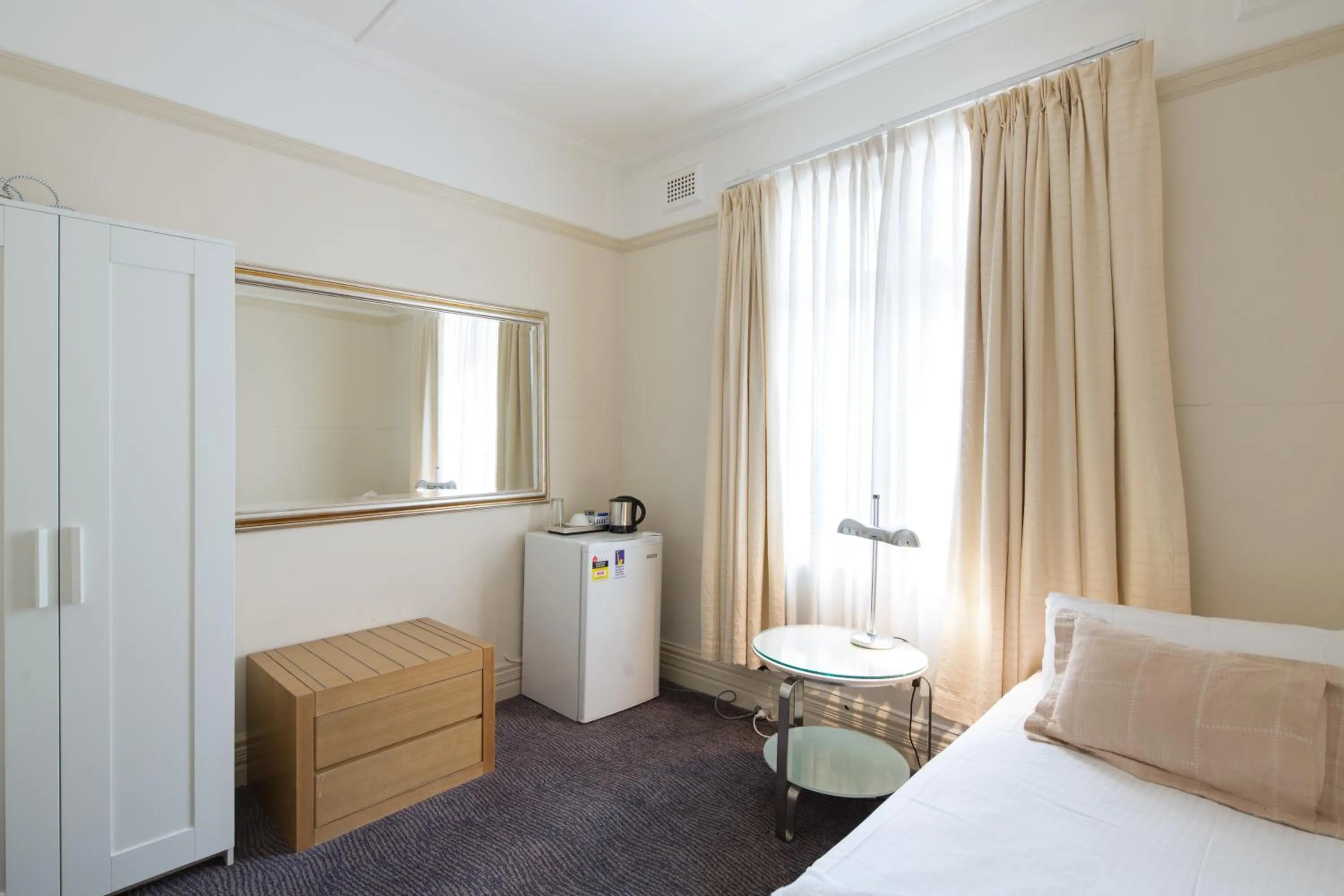 Photo of the whole room, Bed in Neutral Bay Lodge