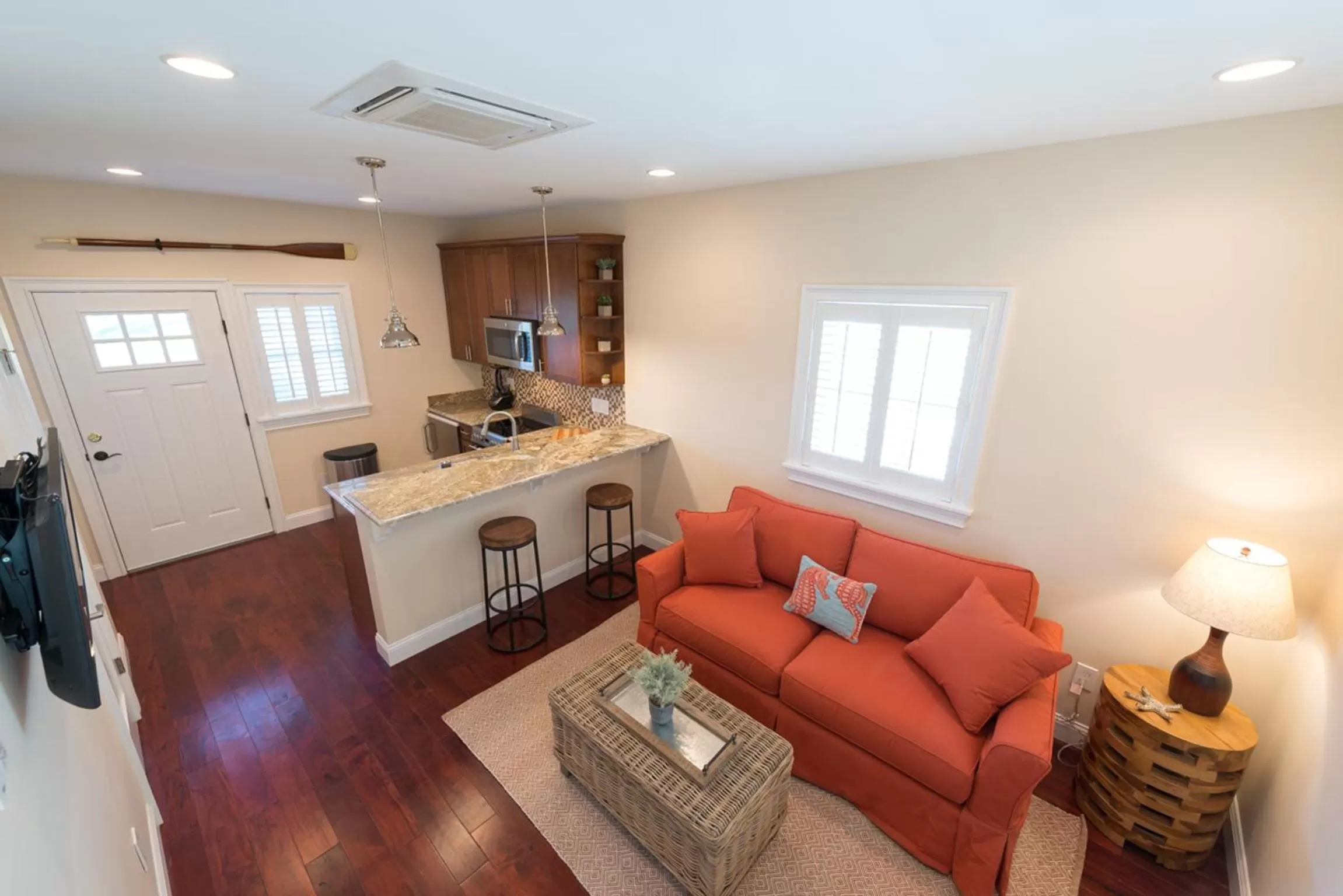 Kitchen or kitchenette, Seating Area in The East Island Reserve Hotel