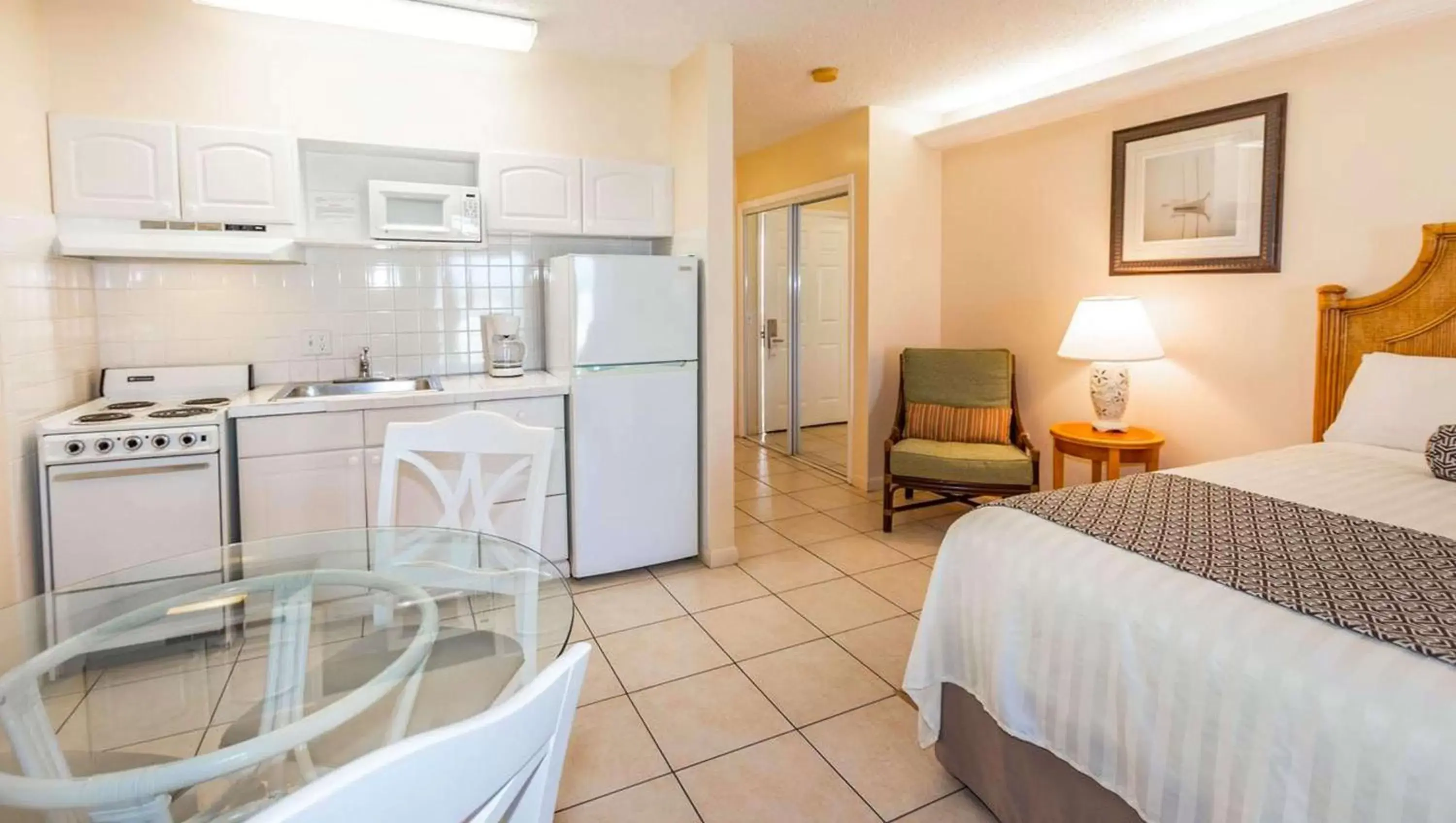 Photo of the whole room, Kitchen/Kitchenette in Belleair Beach Resort Motel