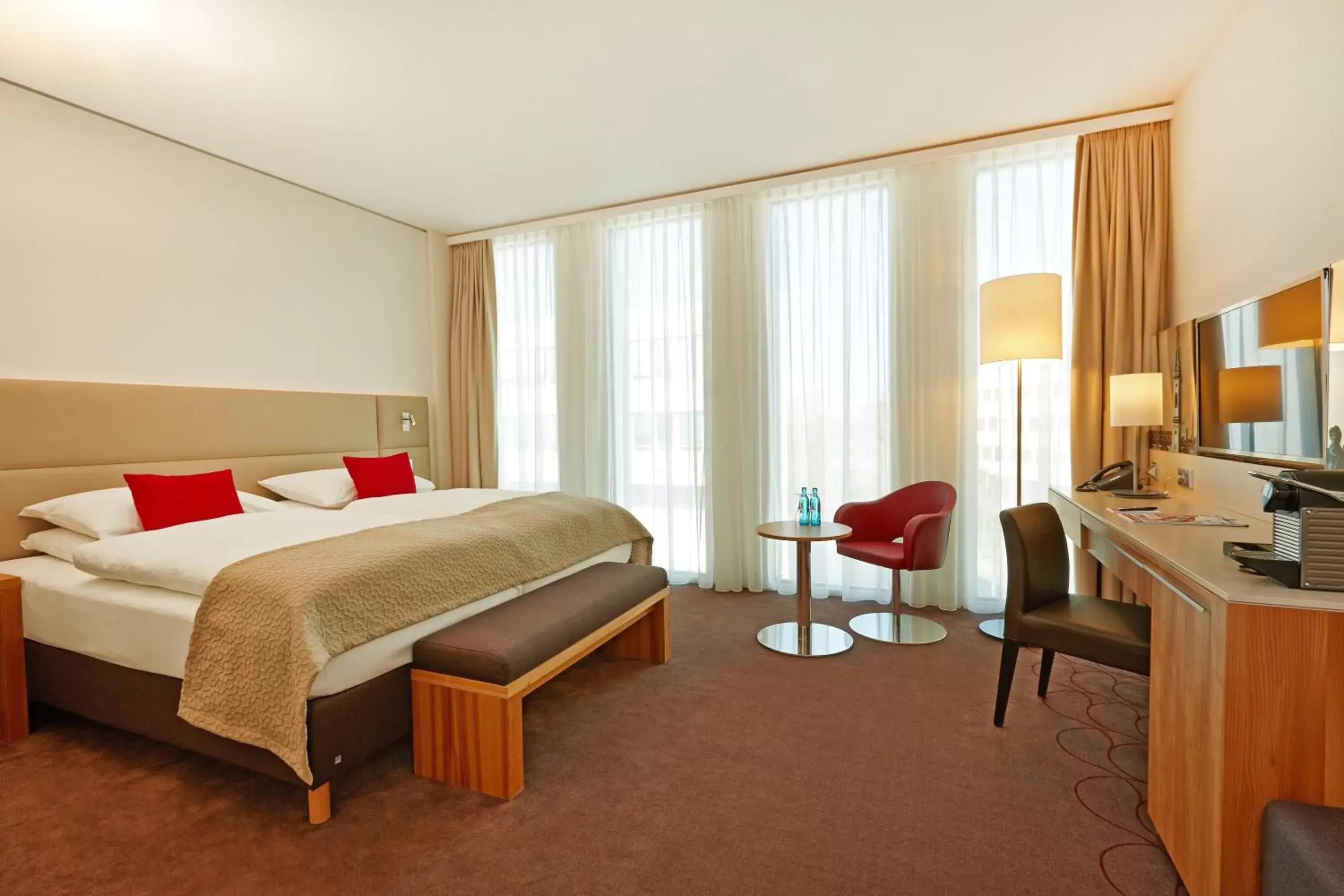 Bedroom, Bed in H4 Hotel München Messe