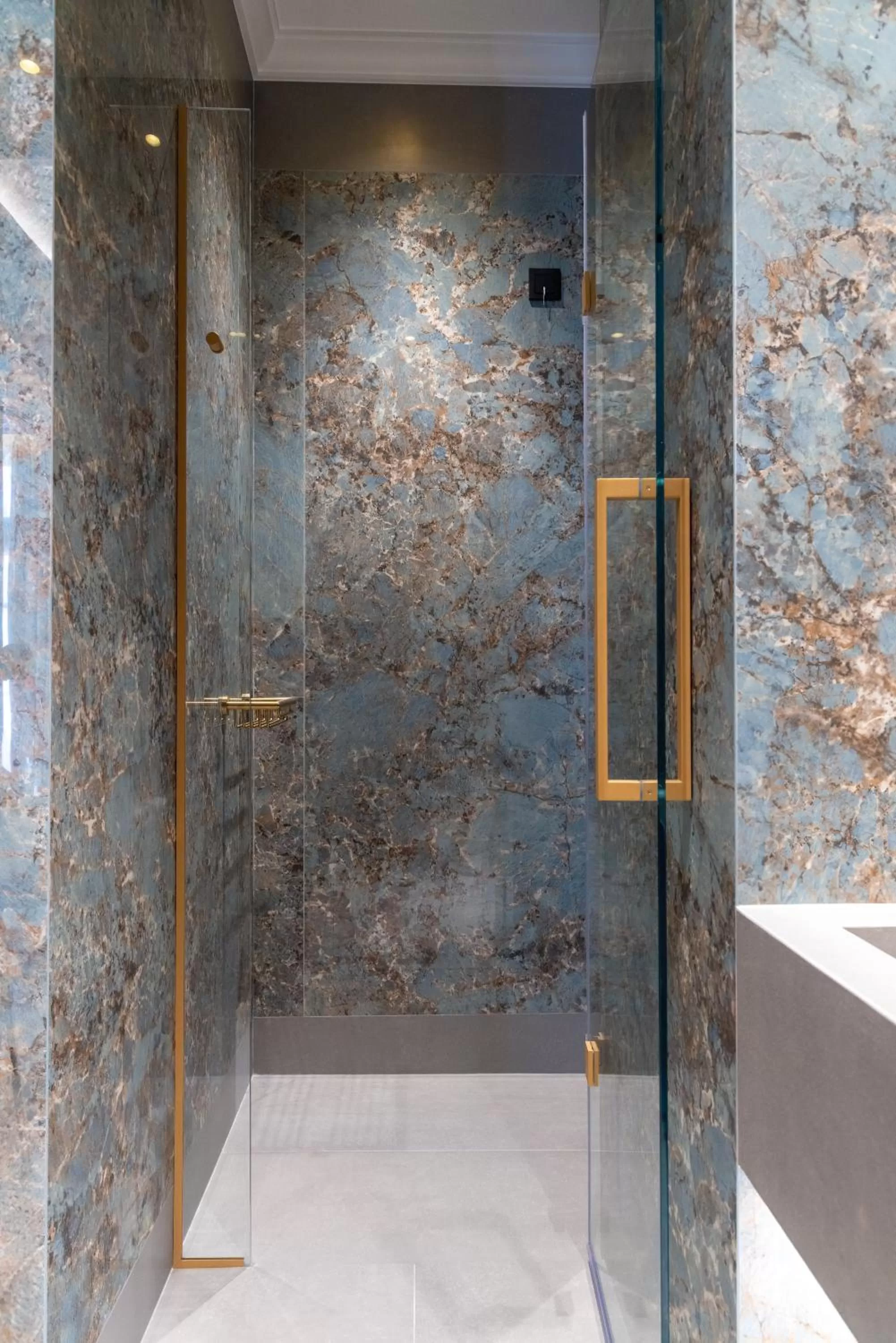 Shower in Grand Hotel Kalamata