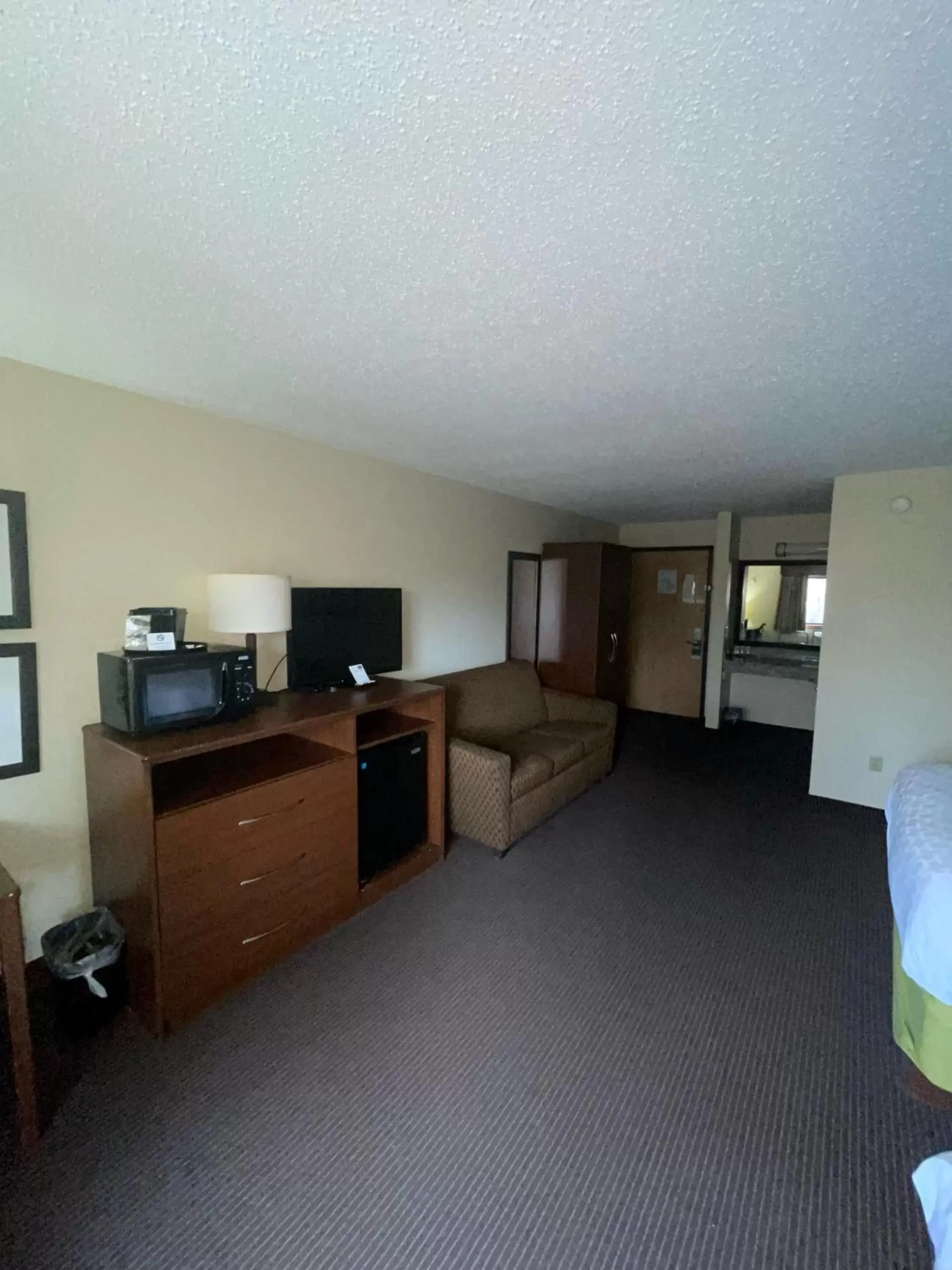 TV and multimedia, TV/Entertainment Center in Cobblestone Hotel & Suites - Wisconsin Rapids