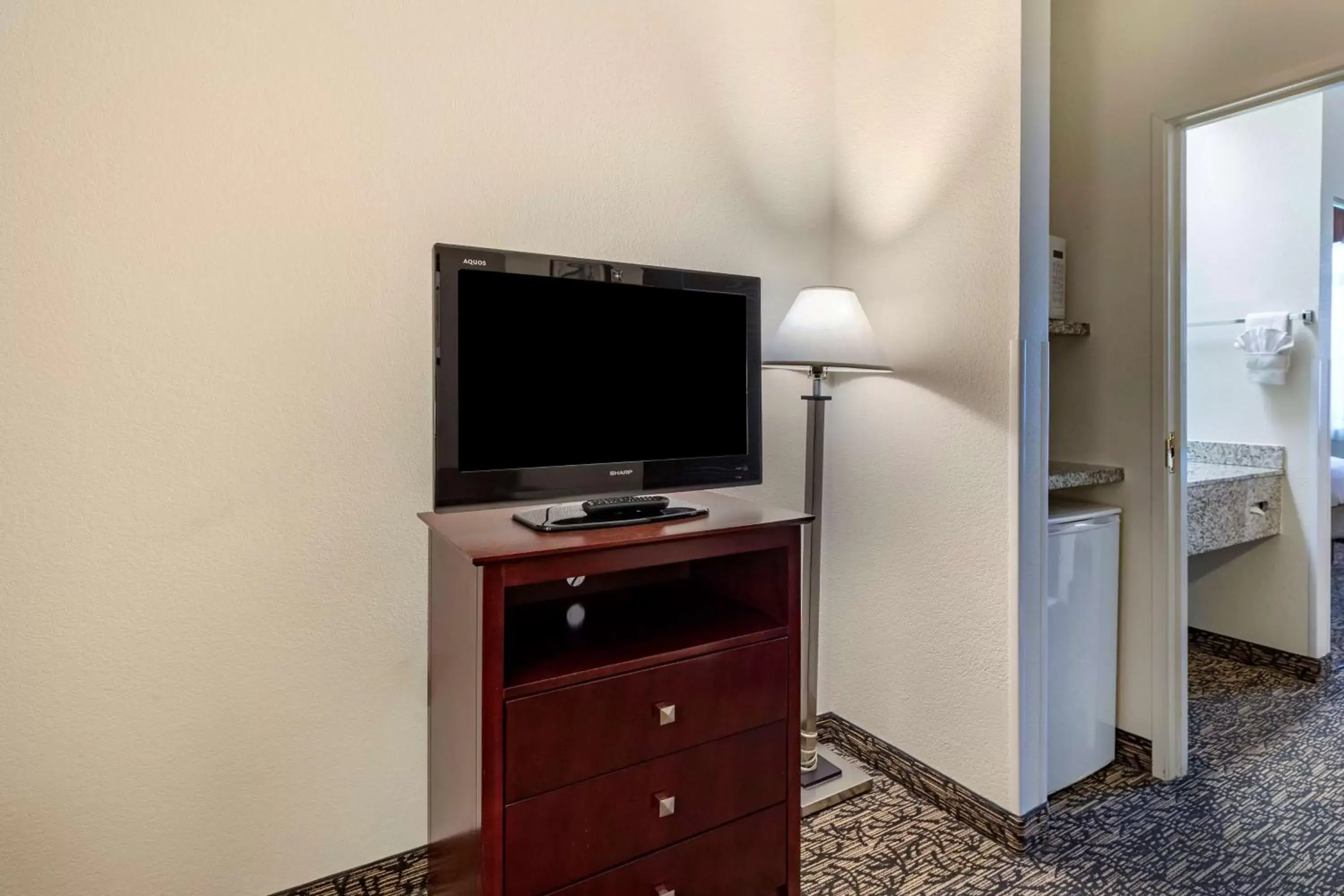 Bedroom, TV/Entertainment Center in Best Western Plus Boulder Louisville