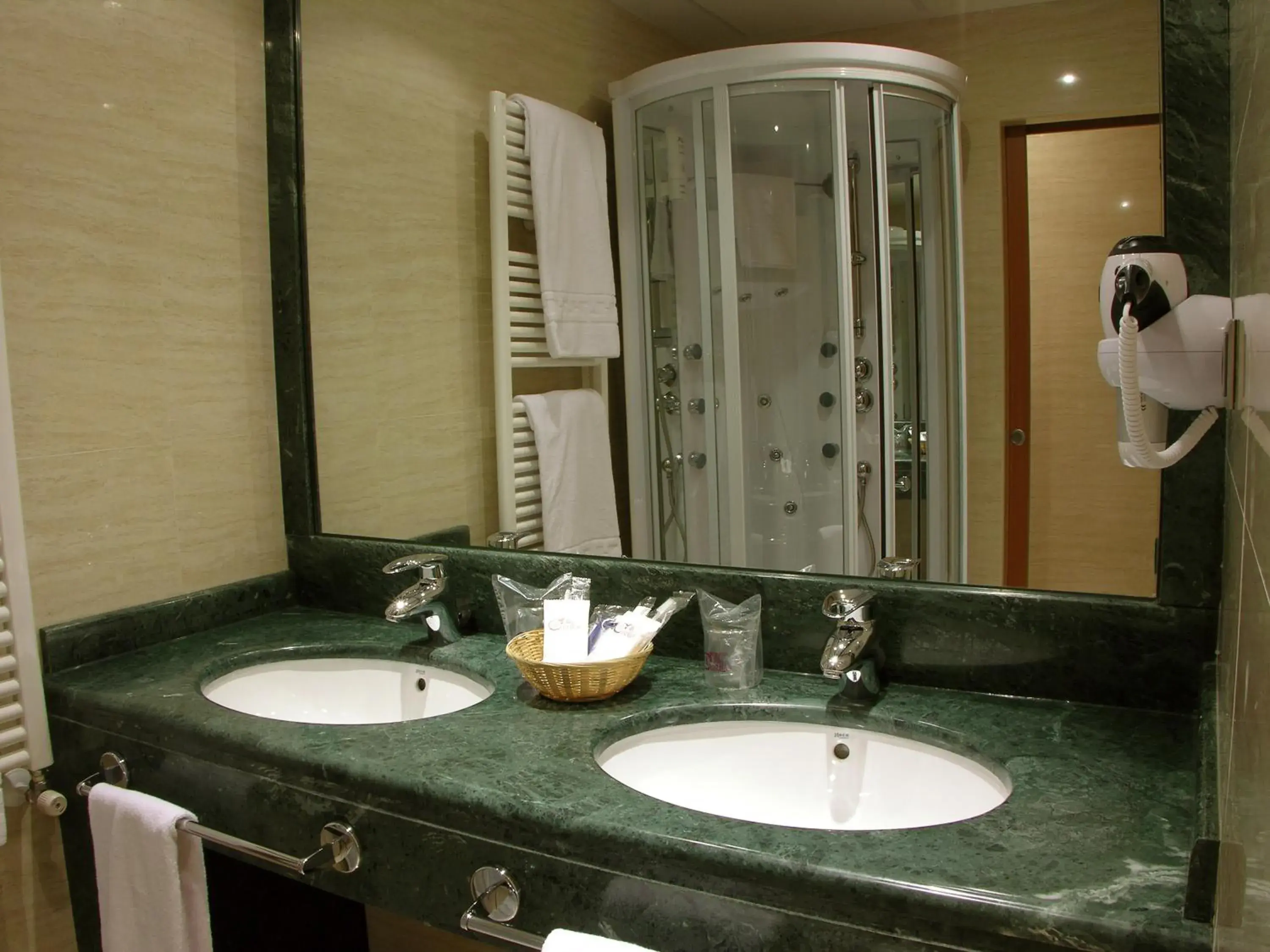 Bathroom in Hotel II Castillas Ávila