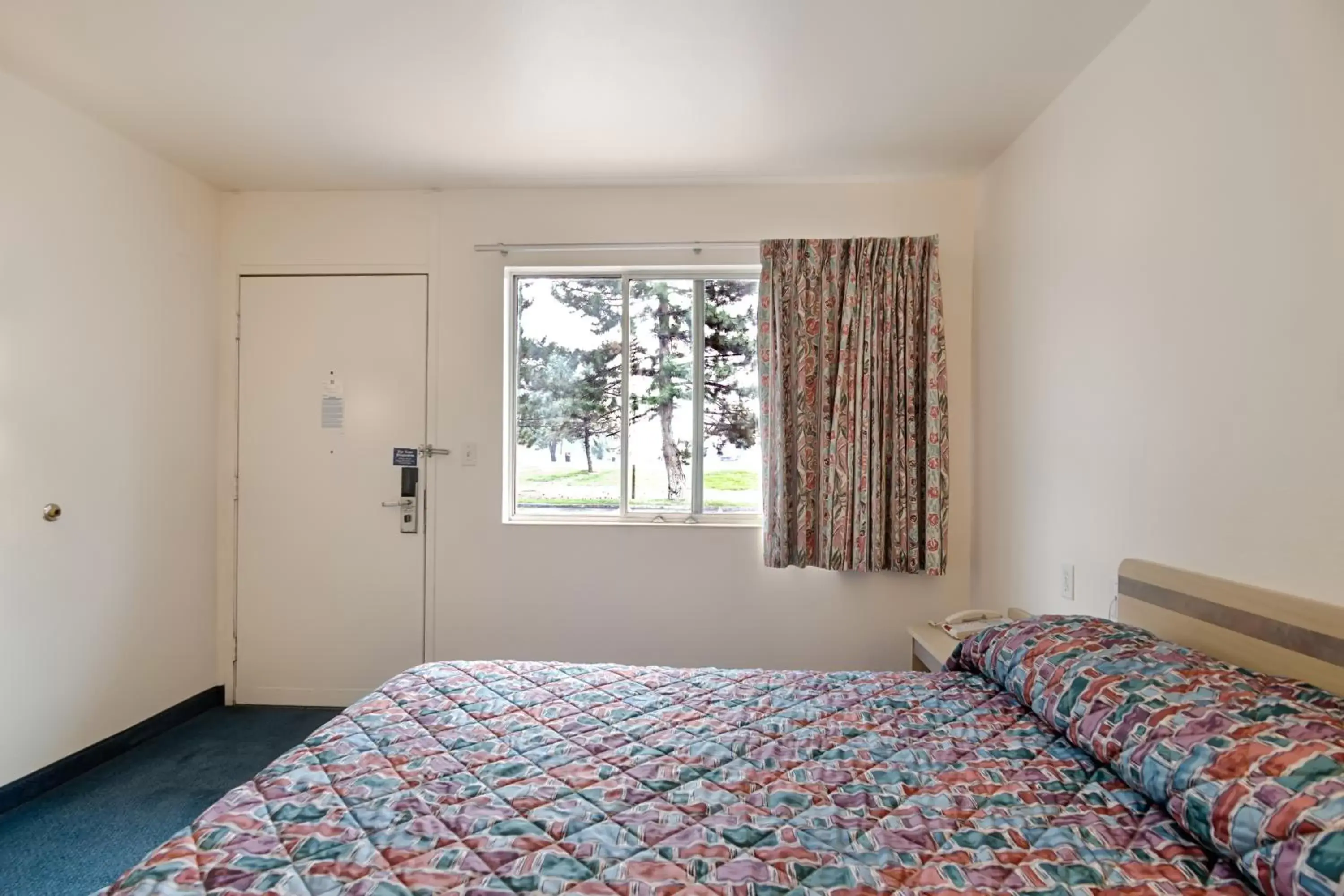 Bedroom, Bed in Motel 6-Winnemucca, NV