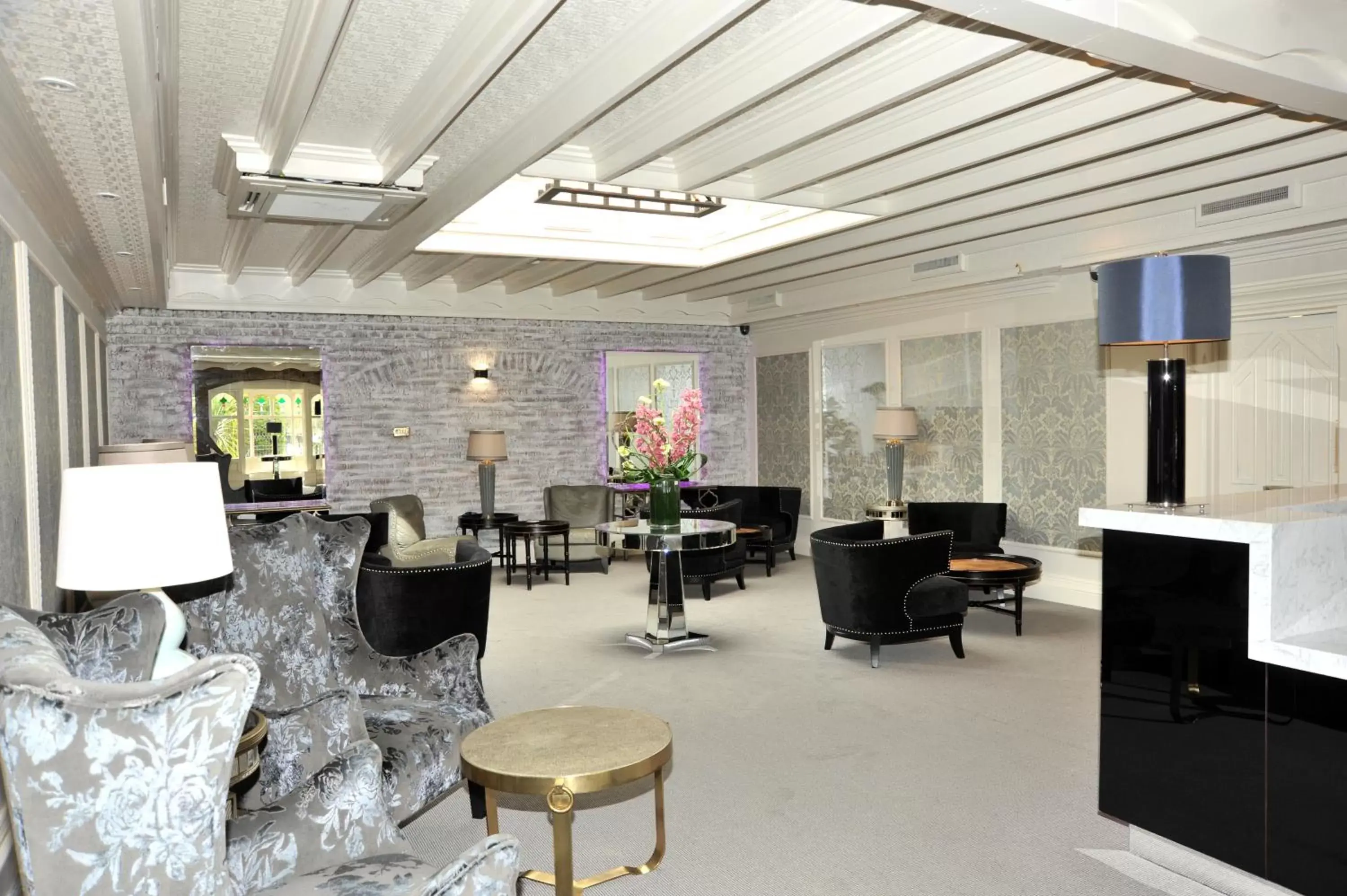 Lobby or reception, Restaurant/Places to Eat in Treacys Oakwood Hotel