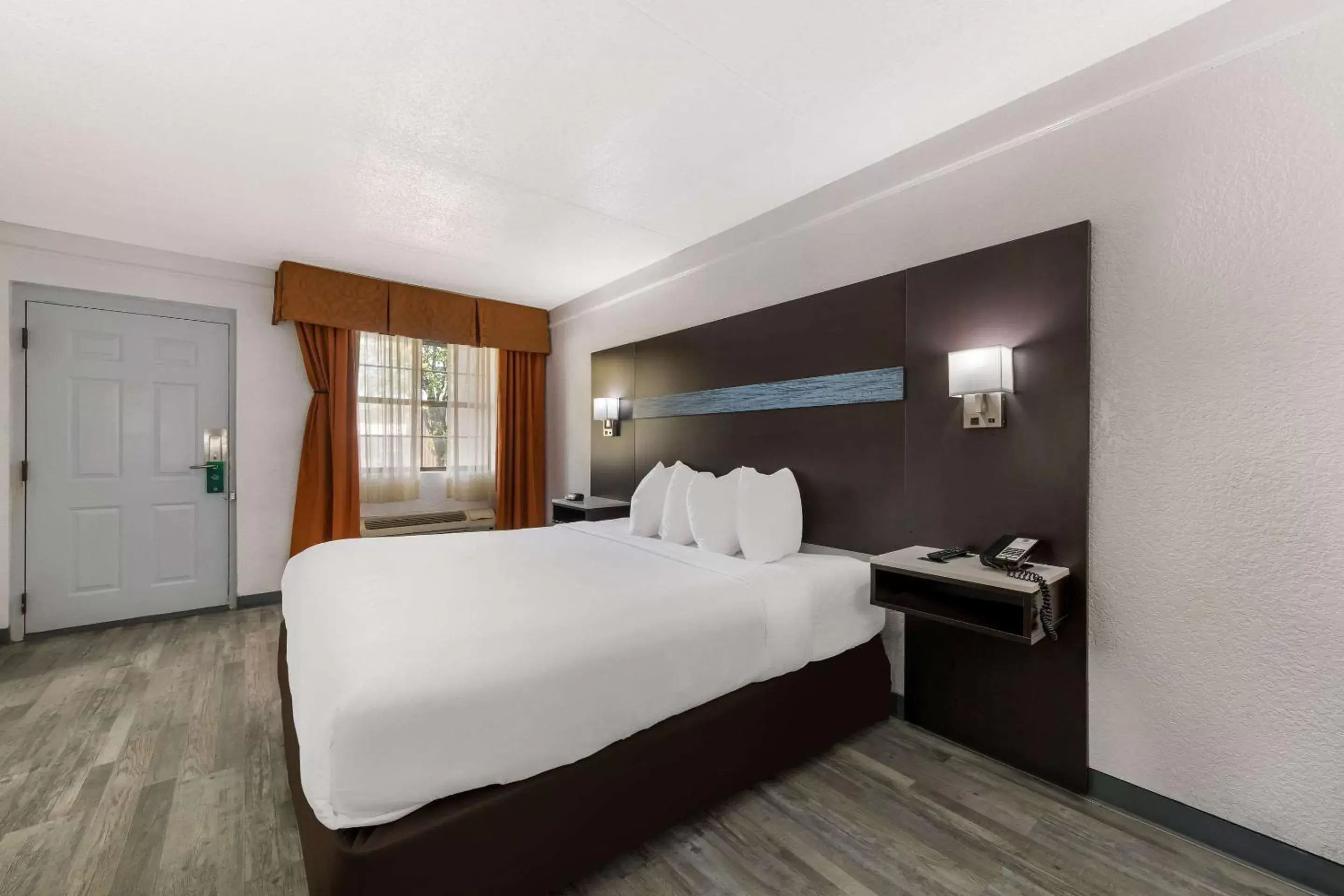 Bedroom, Bed in Quality Inn & Suites Charlotte Airport