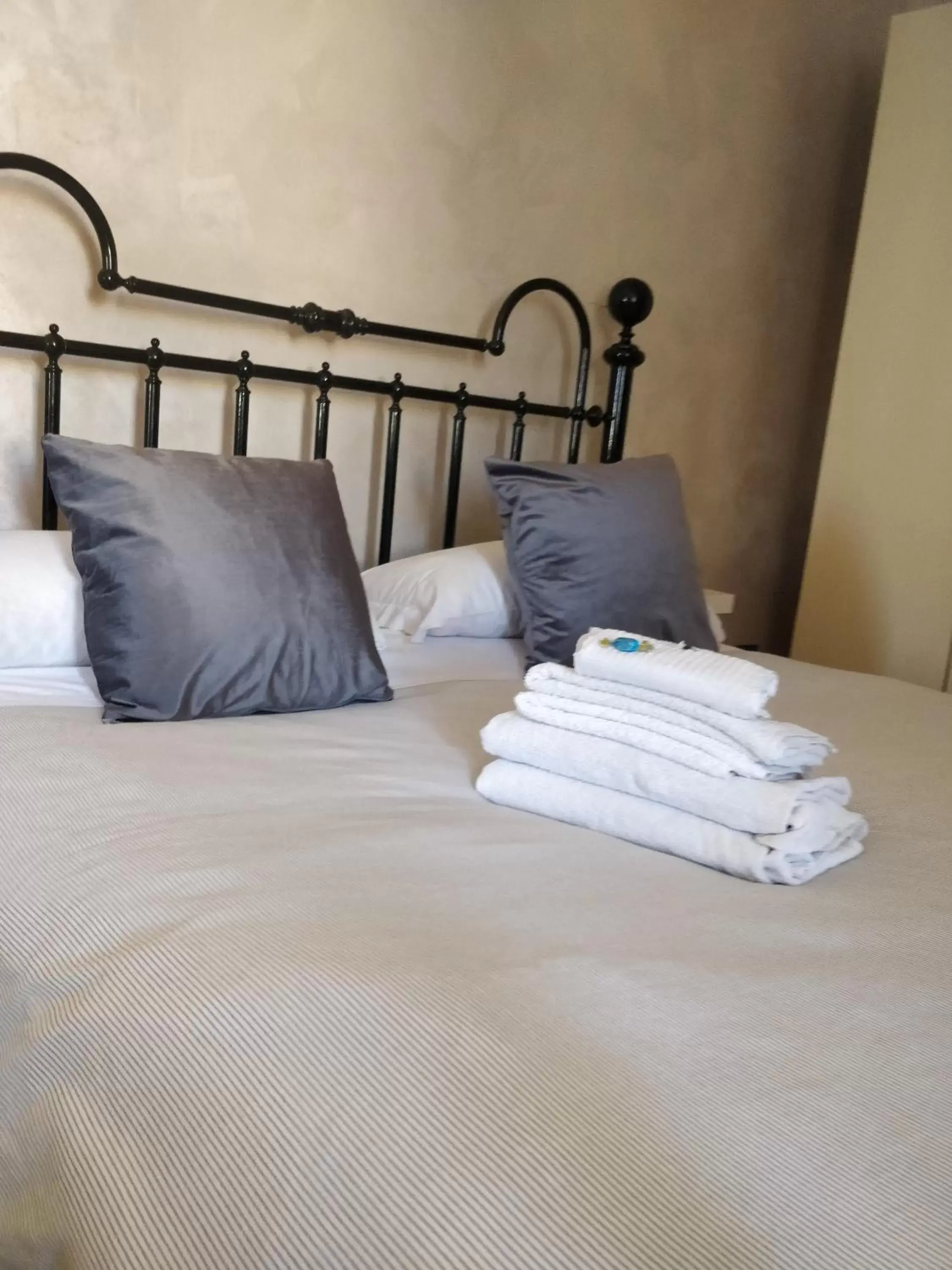 Triple Room with Balcony - single occupancy in Guest House Alifla' Triple Room with Balcony - single occupancy in Guest House Alifla'