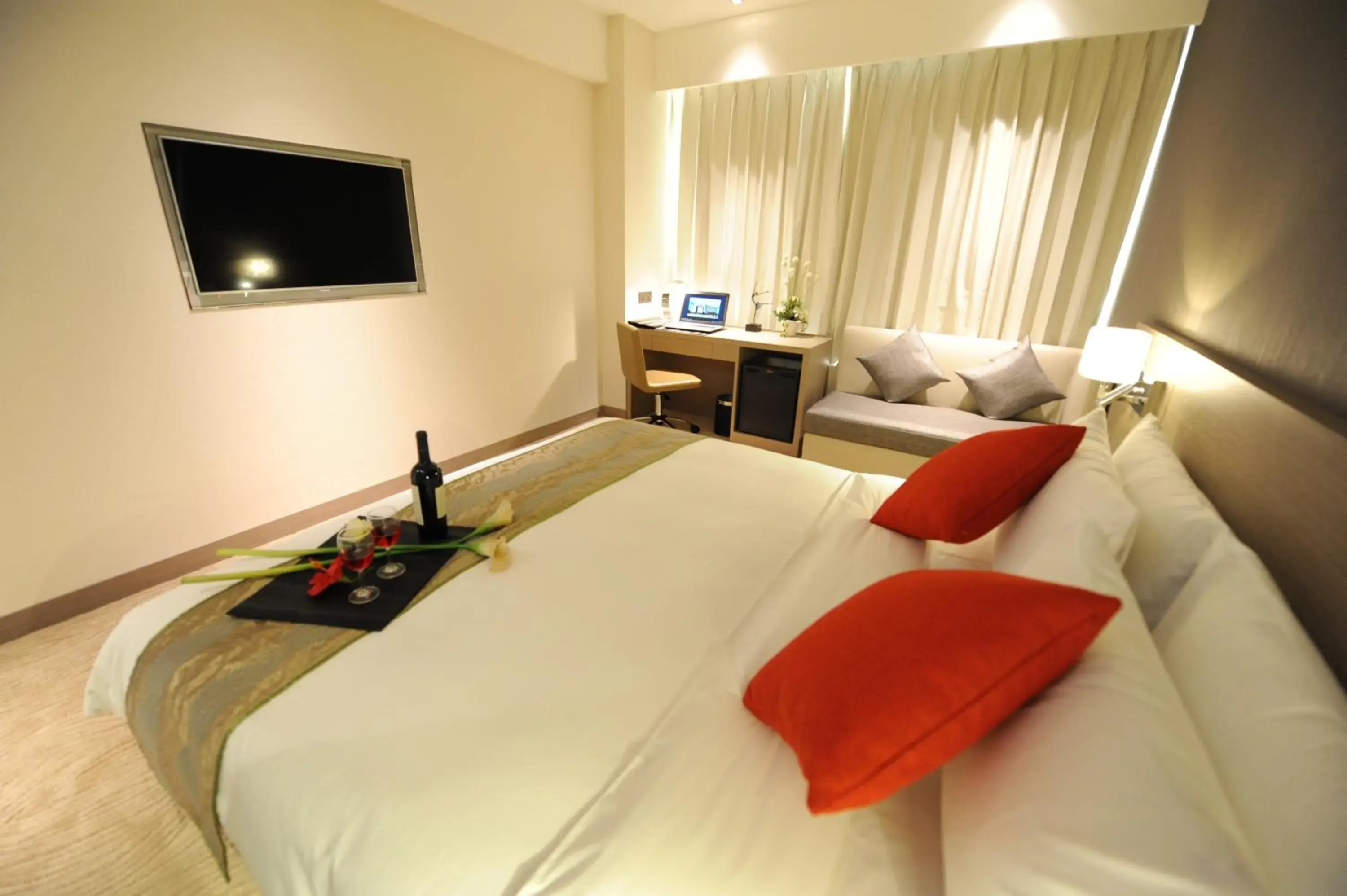 Bedroom, Bed in Kaohsiung International Plaza Hotel