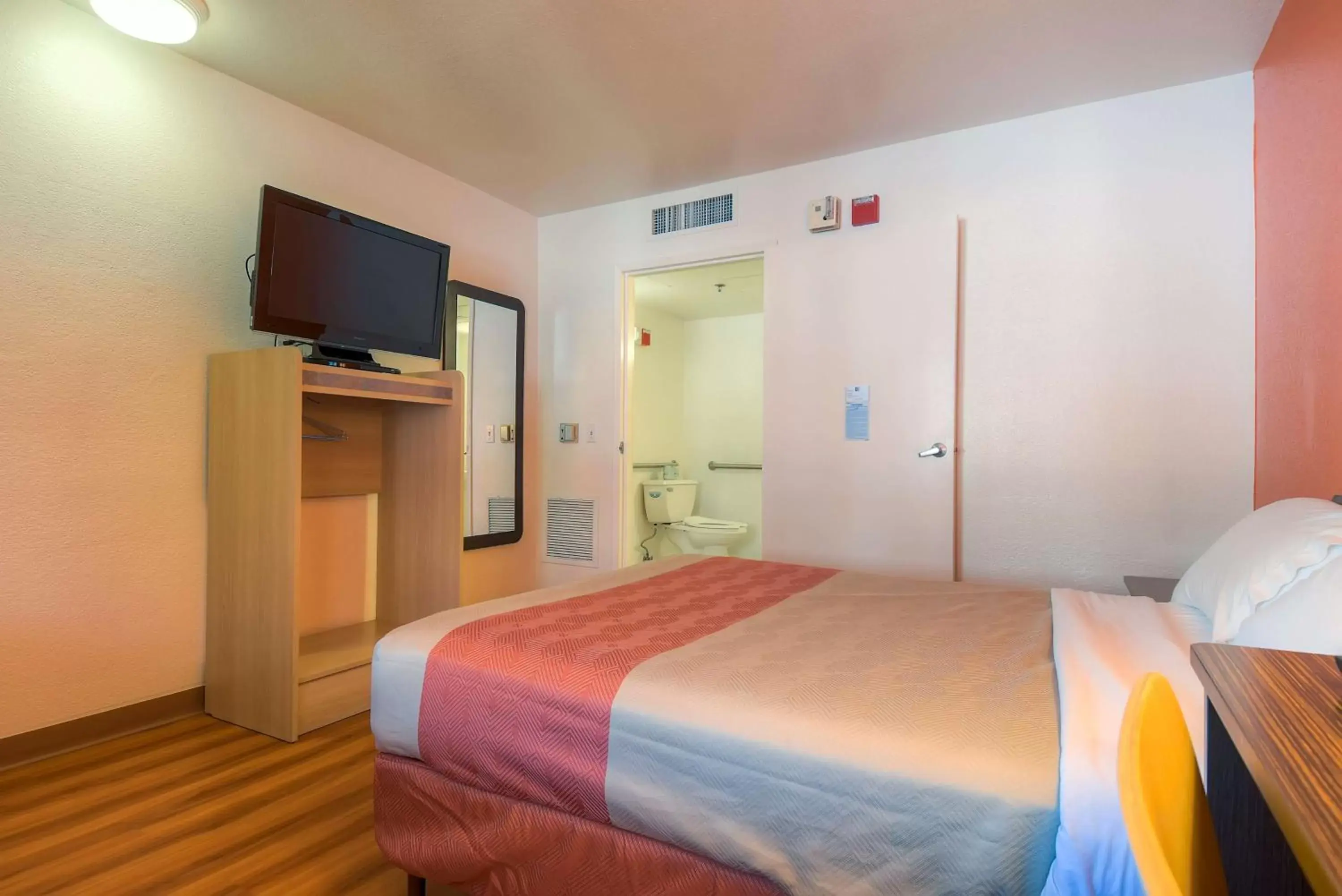 Bedroom, Bed in Motel 6-Palm Springs, CA - Downtown Bedroom, Bed in Motel 6-Palm Springs, CA - Downtown