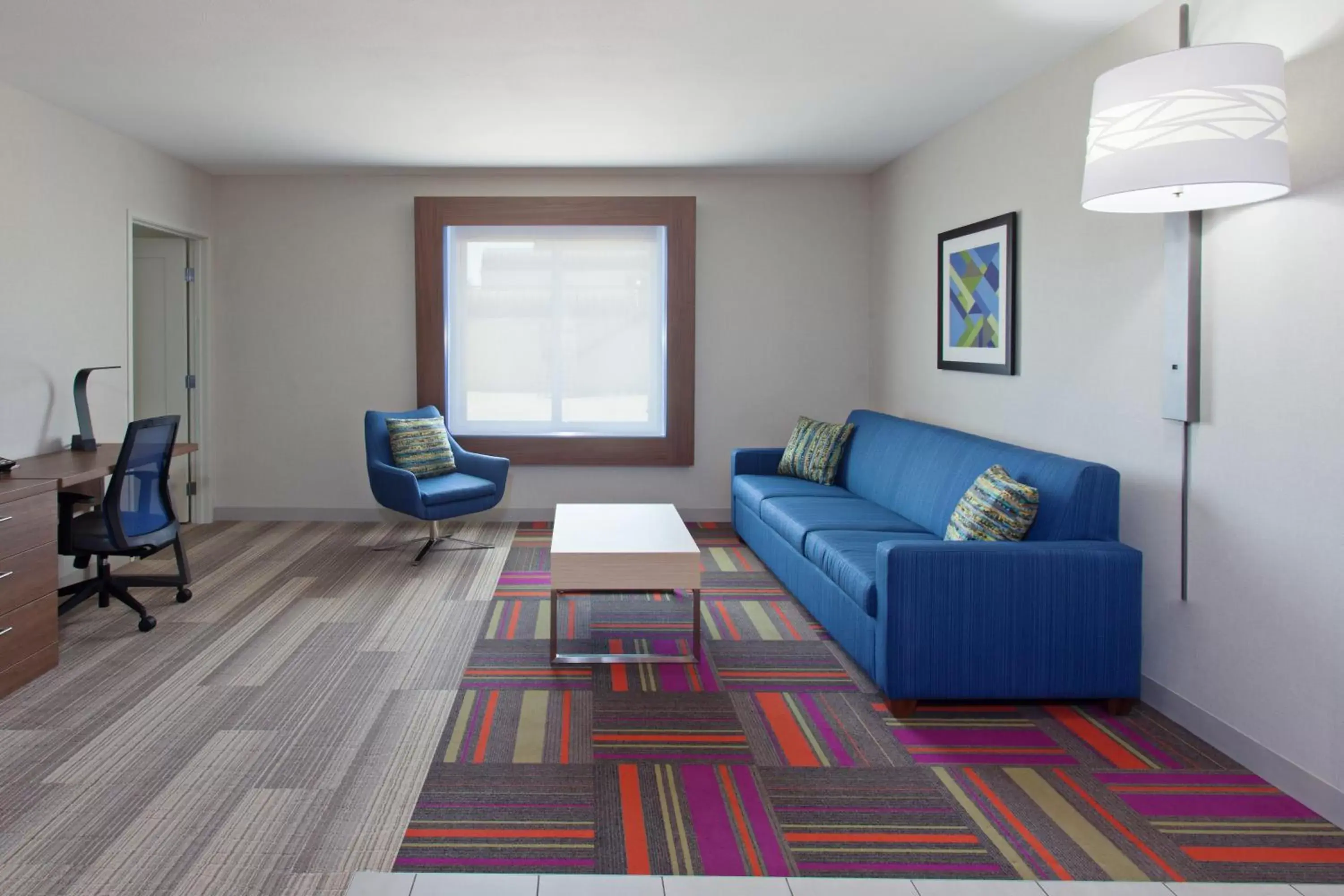 Living room, Seating Area in Holiday Inn Express Hotel & Suites Pasadena-Colorado Boulevard, an IHG Hotel