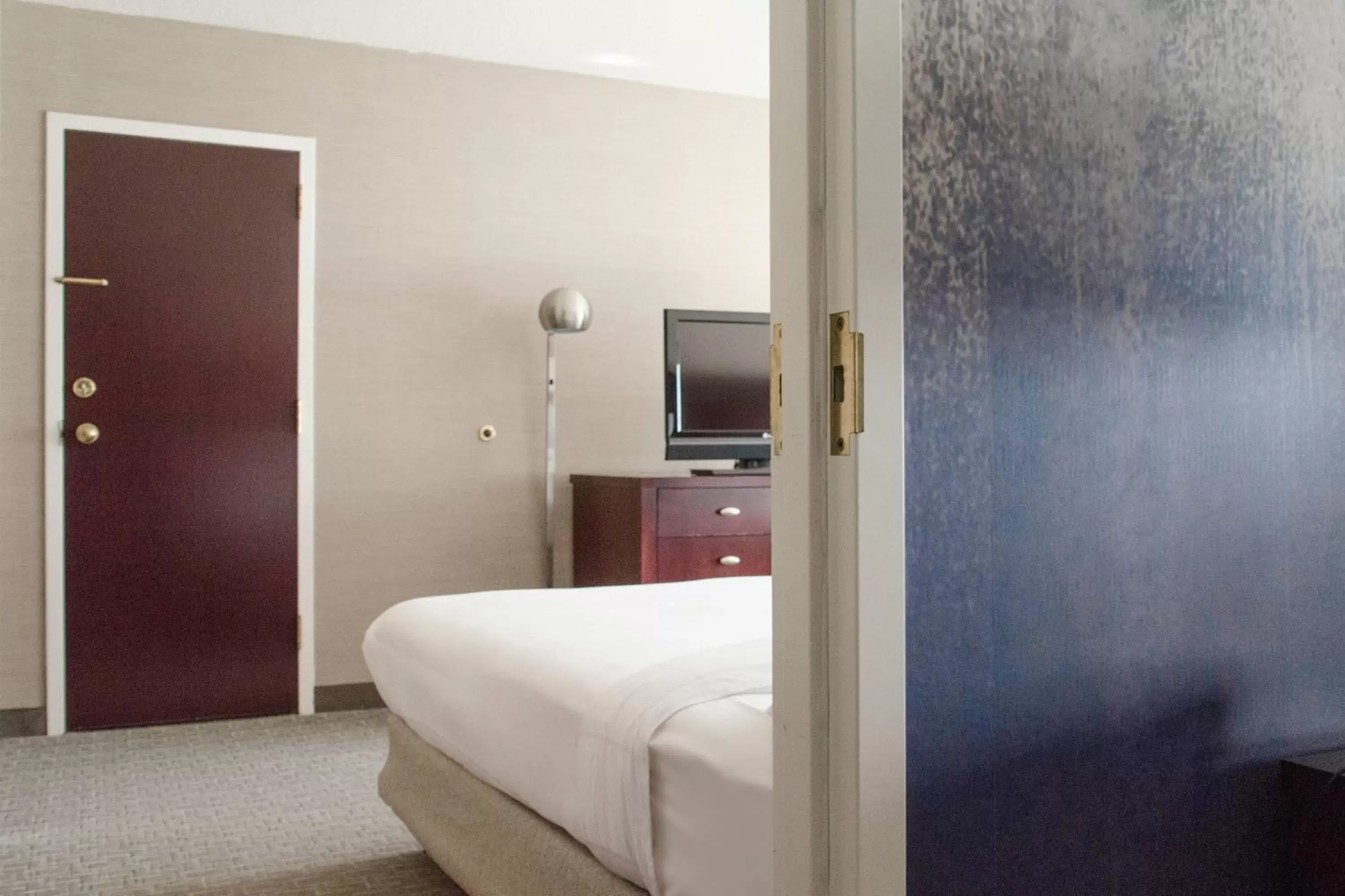 Photo of the whole room, Bed in Minneapolis Marriott West