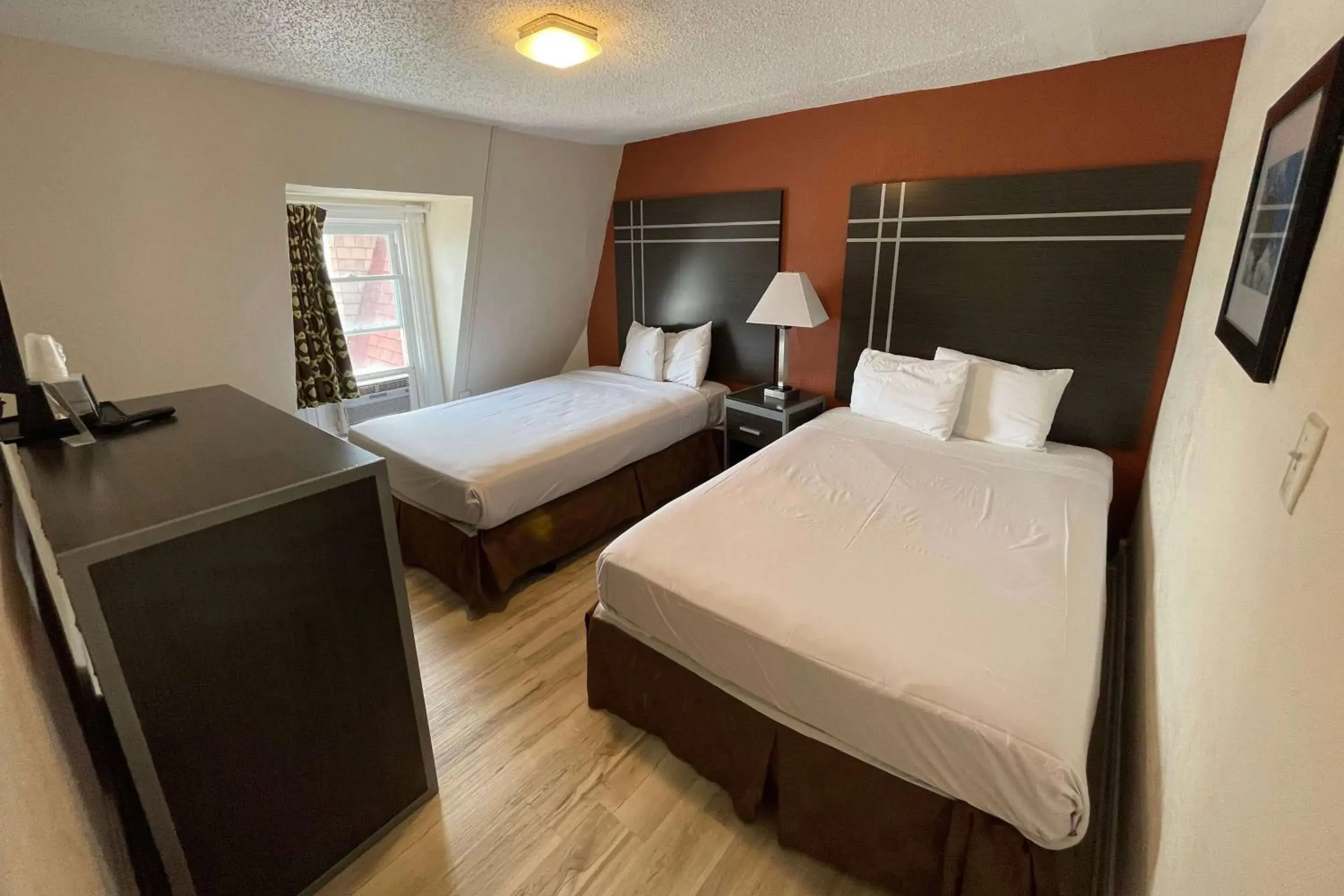 Photo of the whole room, Bed in Wildwood Inn, a Travelodge by Wyndham