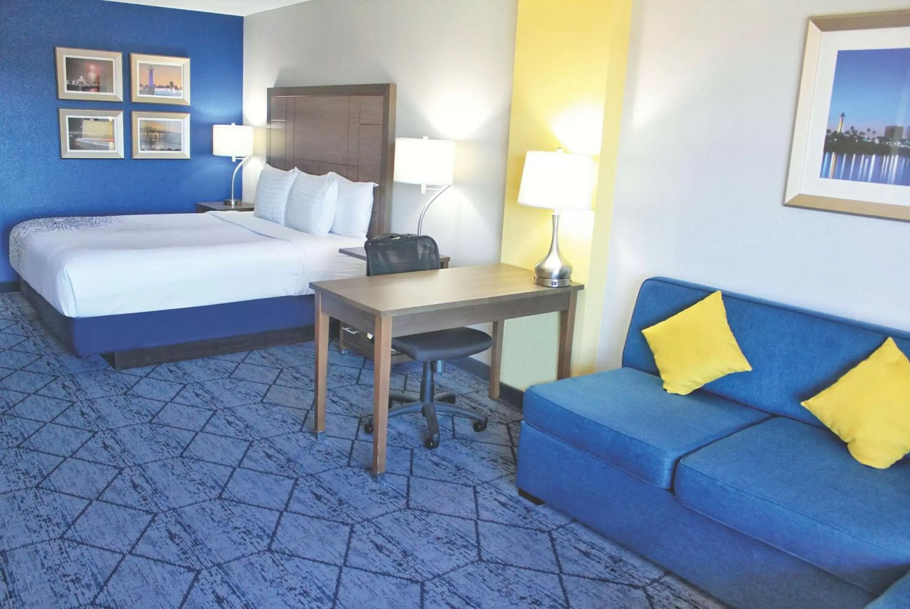 Photo of the whole room, Bed in La Quinta by Wyndham NE Long Beach/Cypress