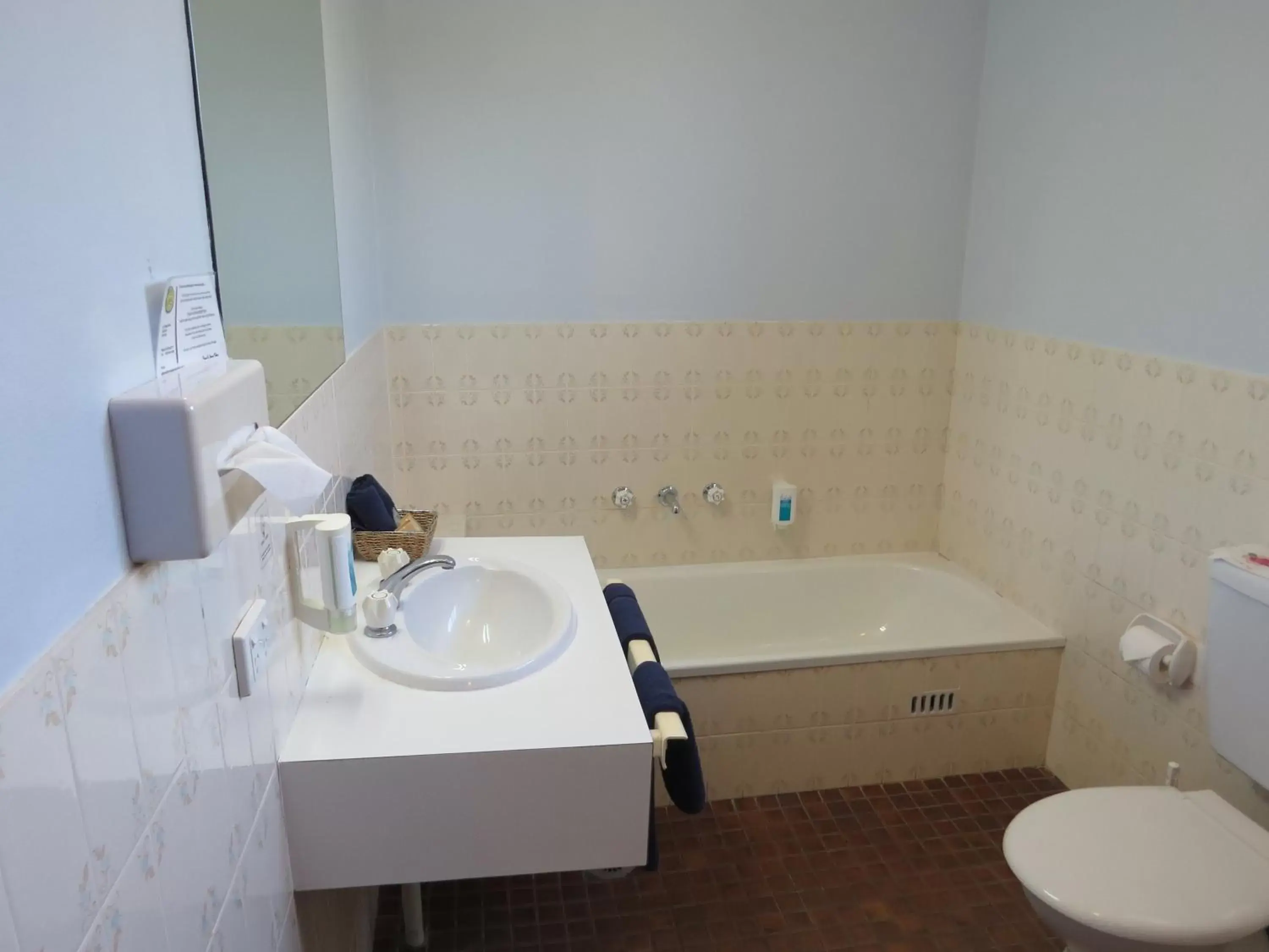 Bathroom in Albury Classic Motor Inn