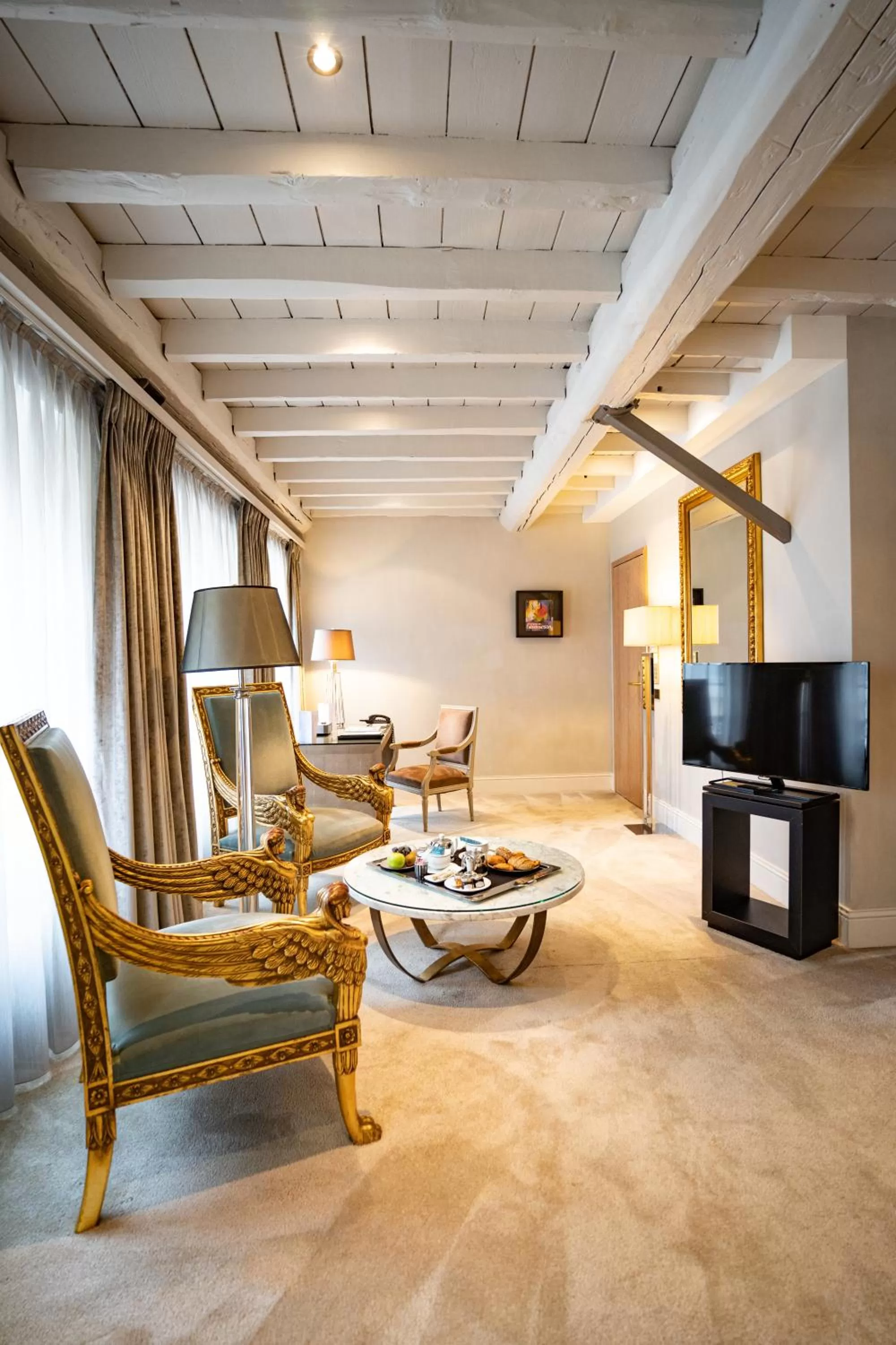 Living room in Hotel Le Place d'Armes - Relais & Châteaux