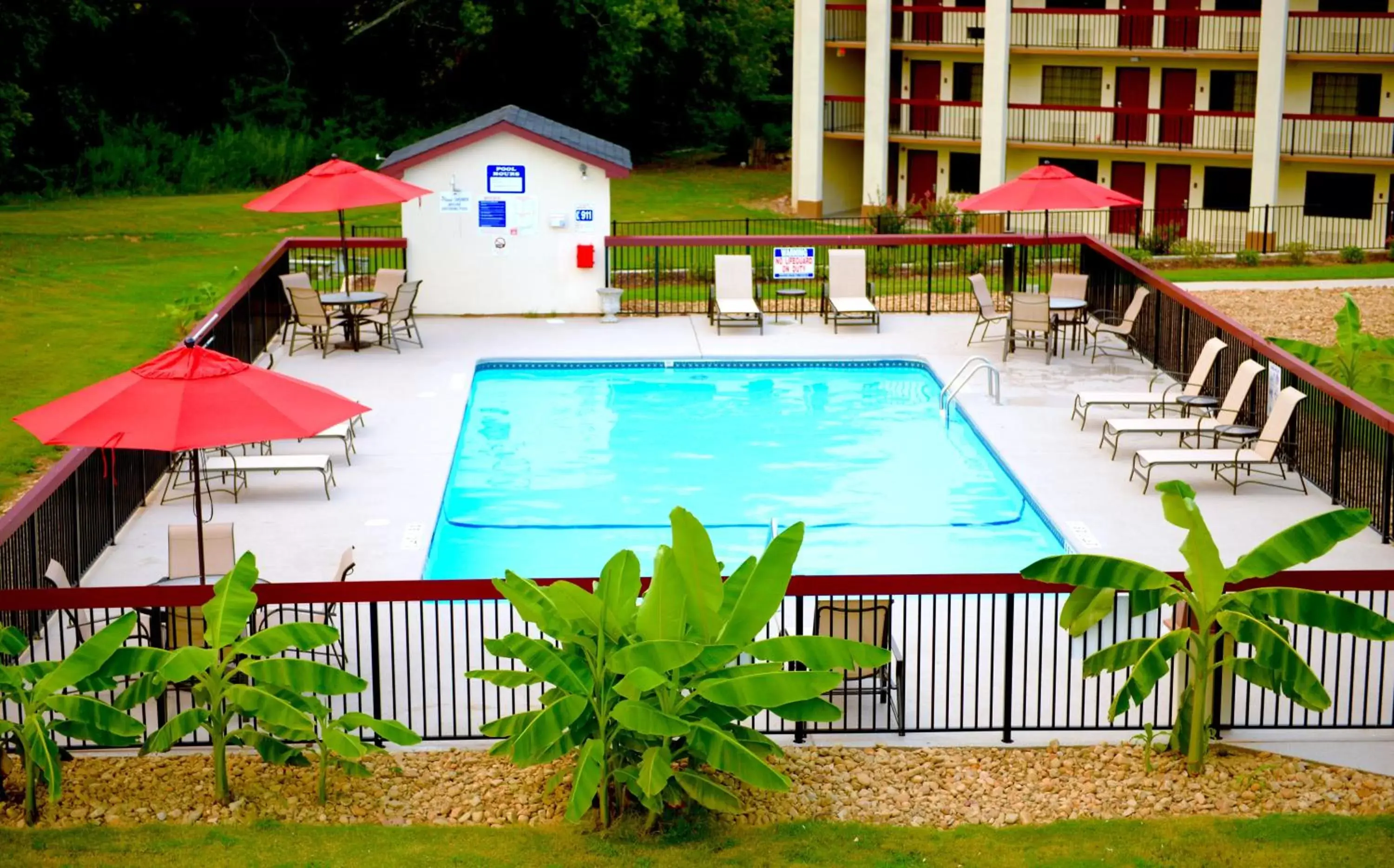Swimming pool in Red Roof Inn & Suites Commerce - Athens Swimming pool in Red Roof Inn & Suites Commerce - Athens