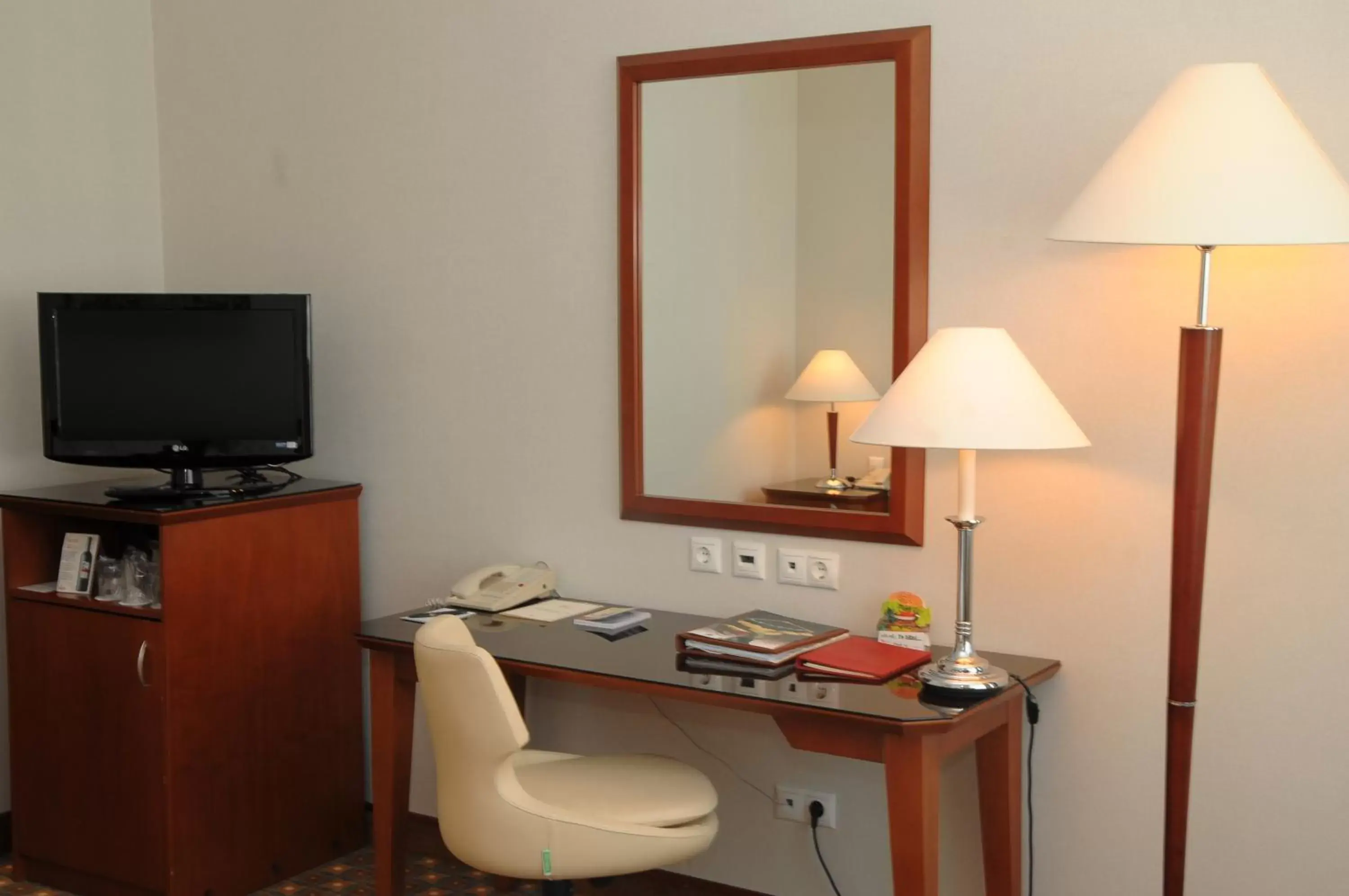 Dining area, TV/Entertainment Center in Hotel Midi