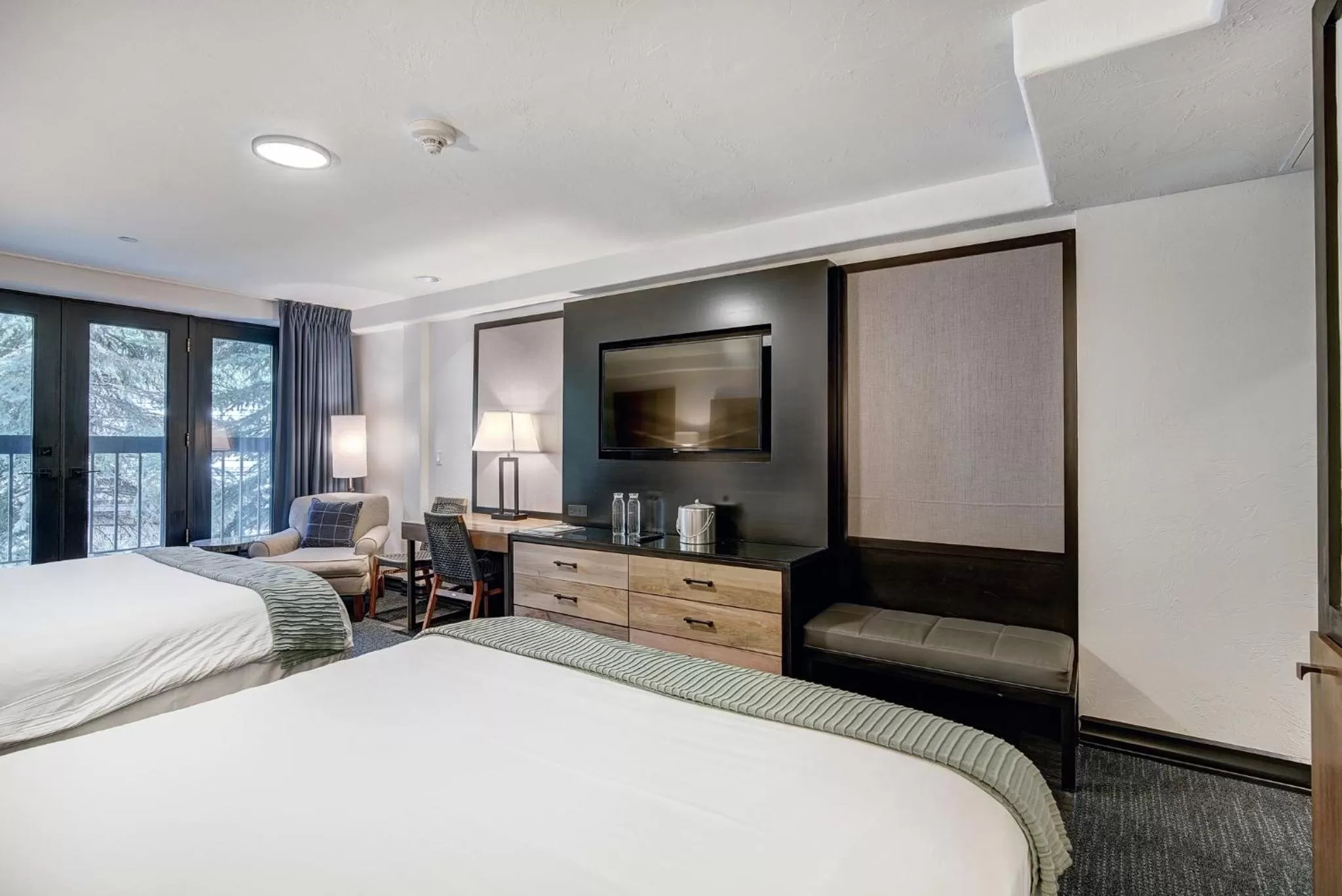 Photo of the whole room, Bed in The Pines Lodge, a RockResort