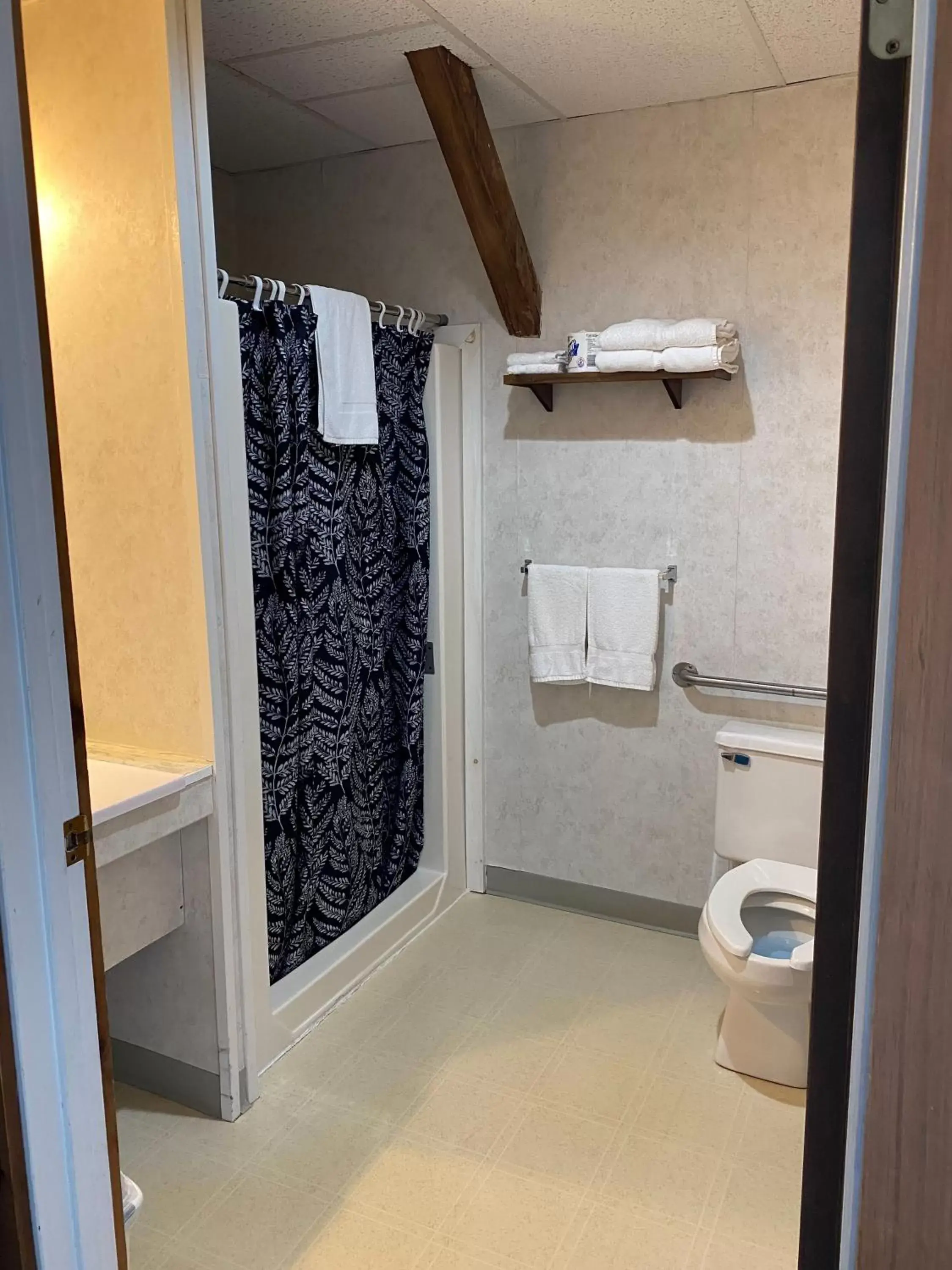 Bathroom in Lake Ontario Motel & Inn