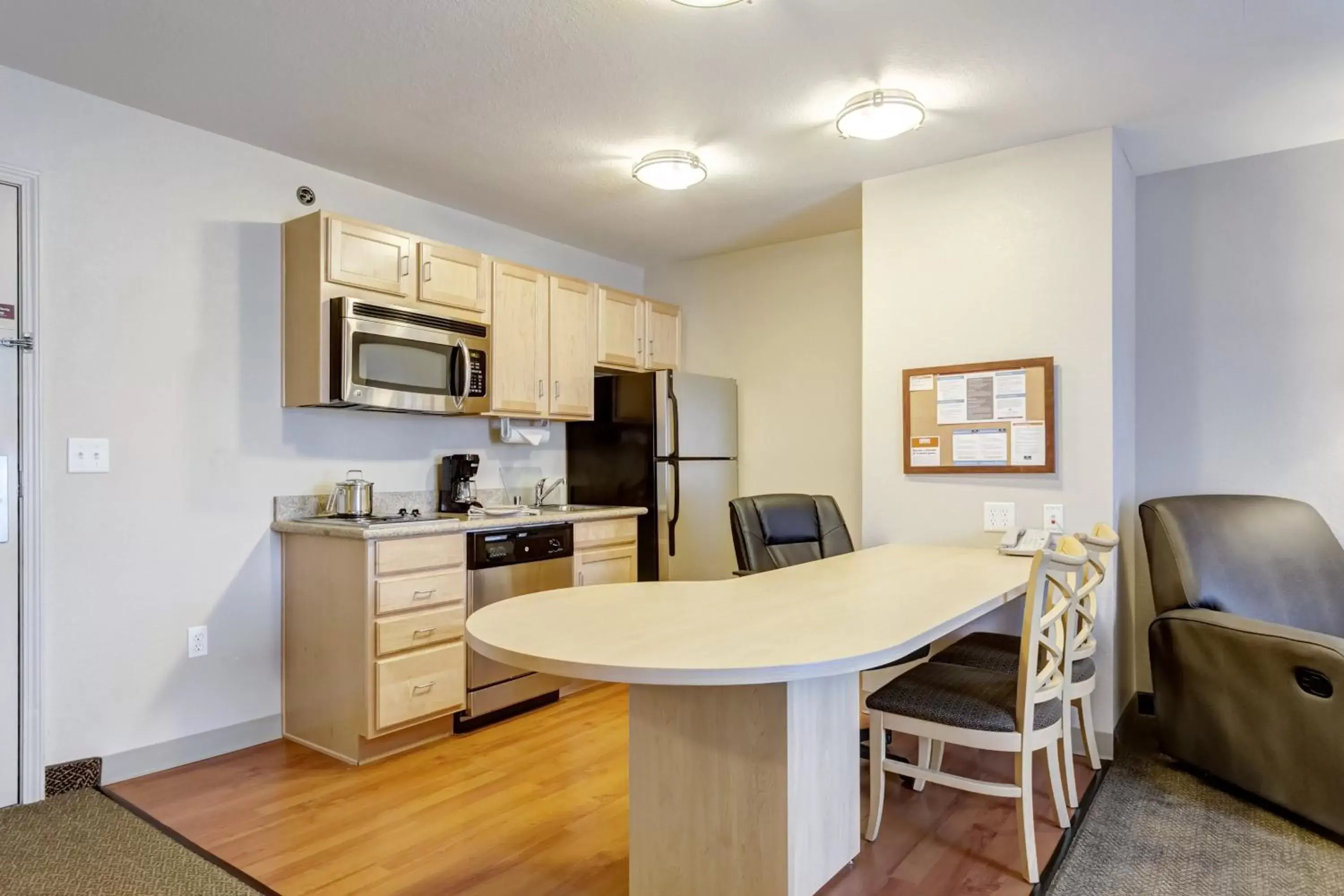 Photo of the whole room, Kitchen/Kitchenette in Candlewood Suites Paducah, an IHG Hotel