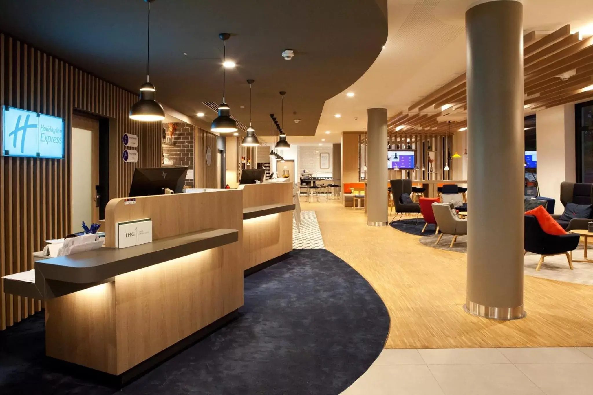 Property building, Lobby/Reception in Holiday Inn Express - Remscheid