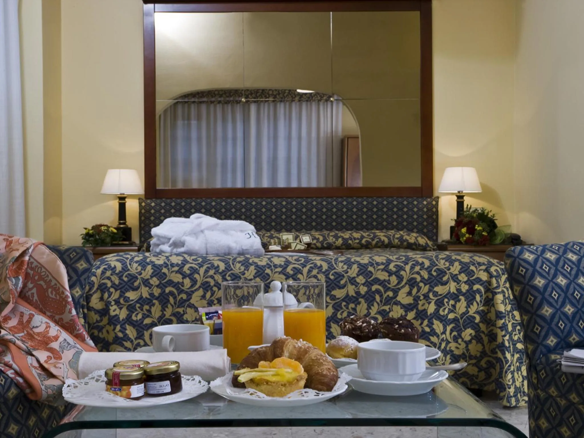 Seating area, Bed in Hotel Savoy