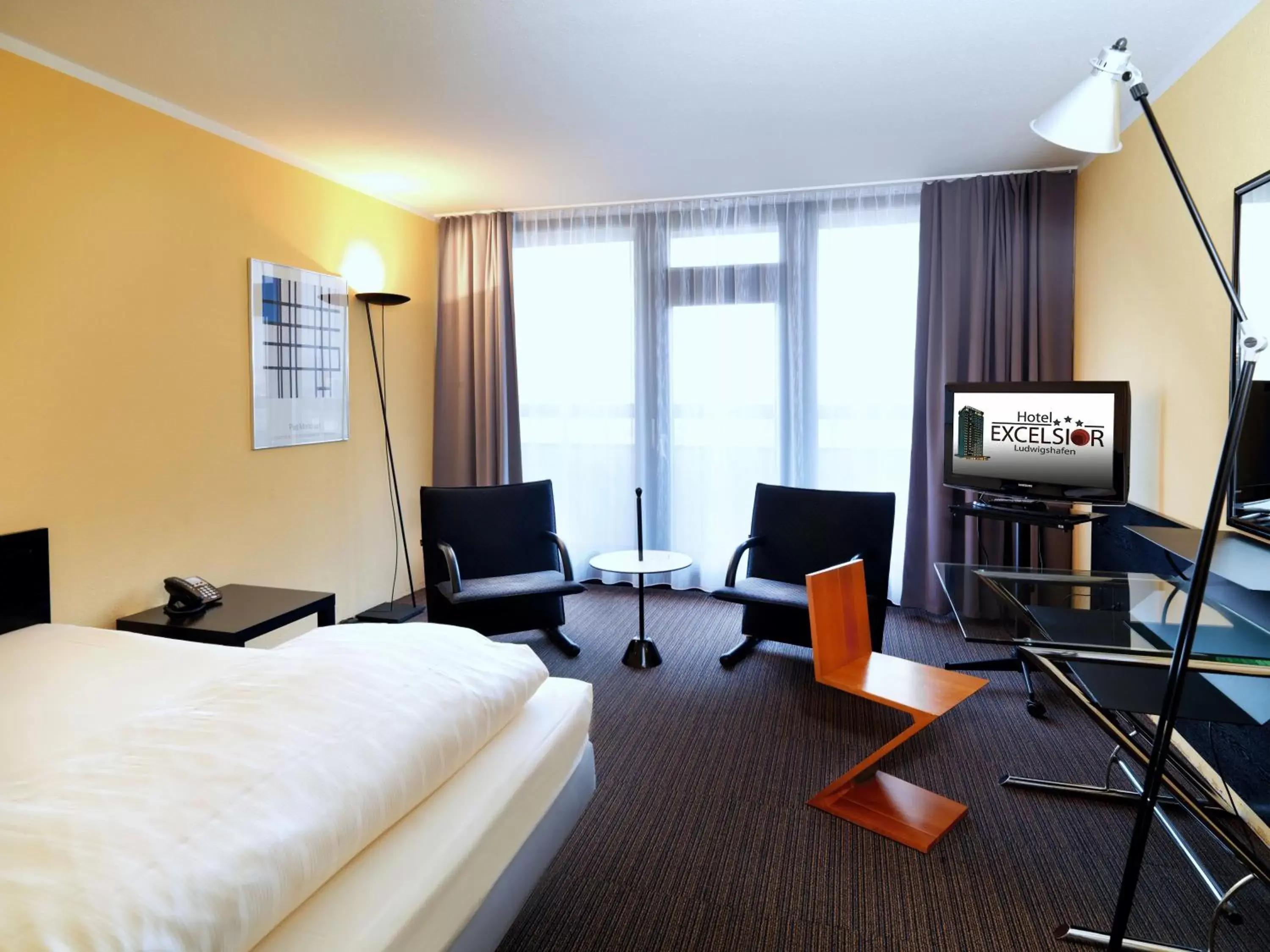 Photo of the whole room, TV/Entertainment Center in Hotel Excelsior Ludwigshafen