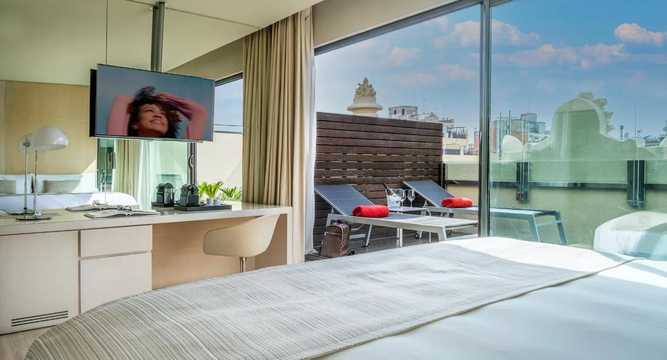 TV and multimedia, Bed in Cram Hotel