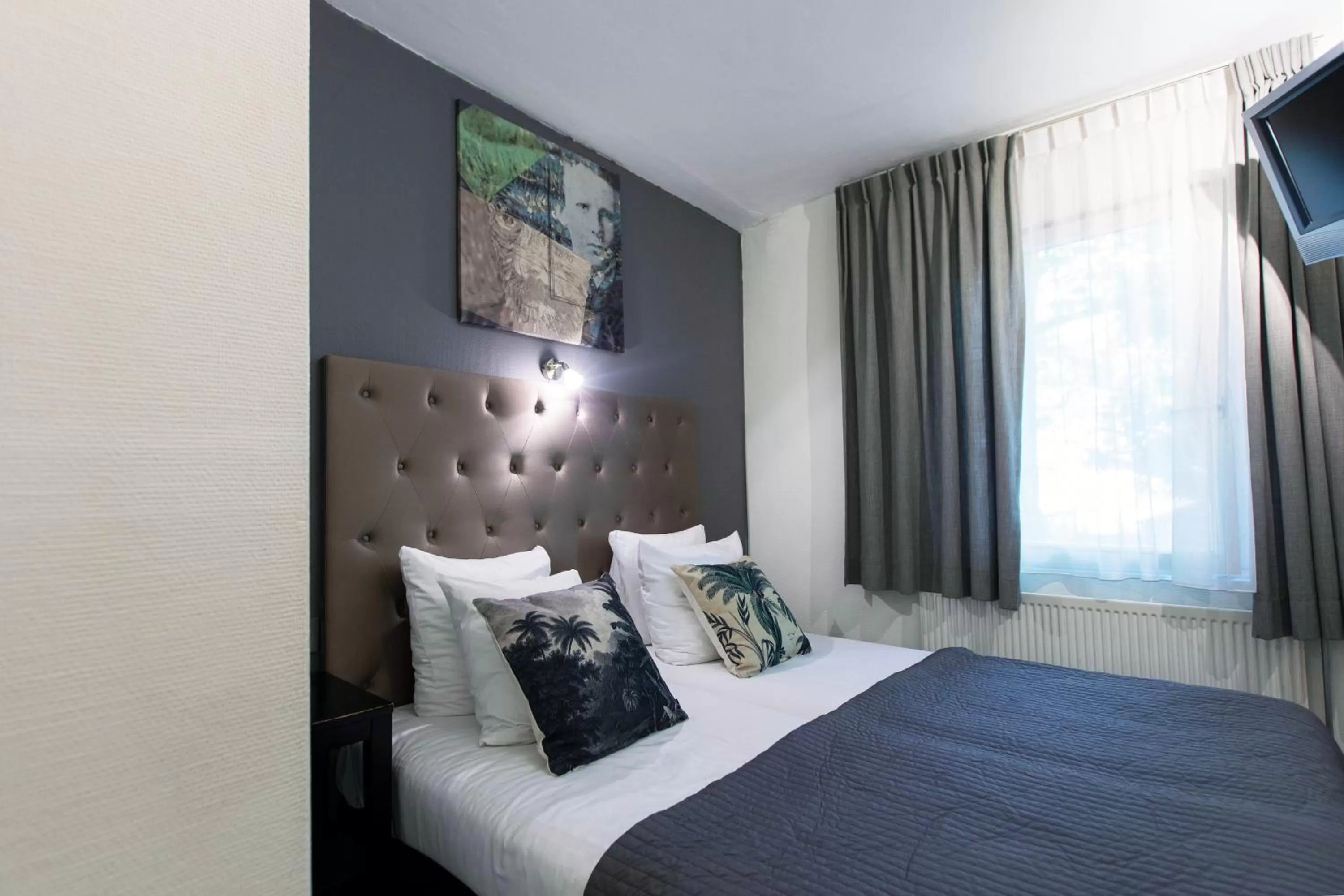 Bed in Quentin England Hotel