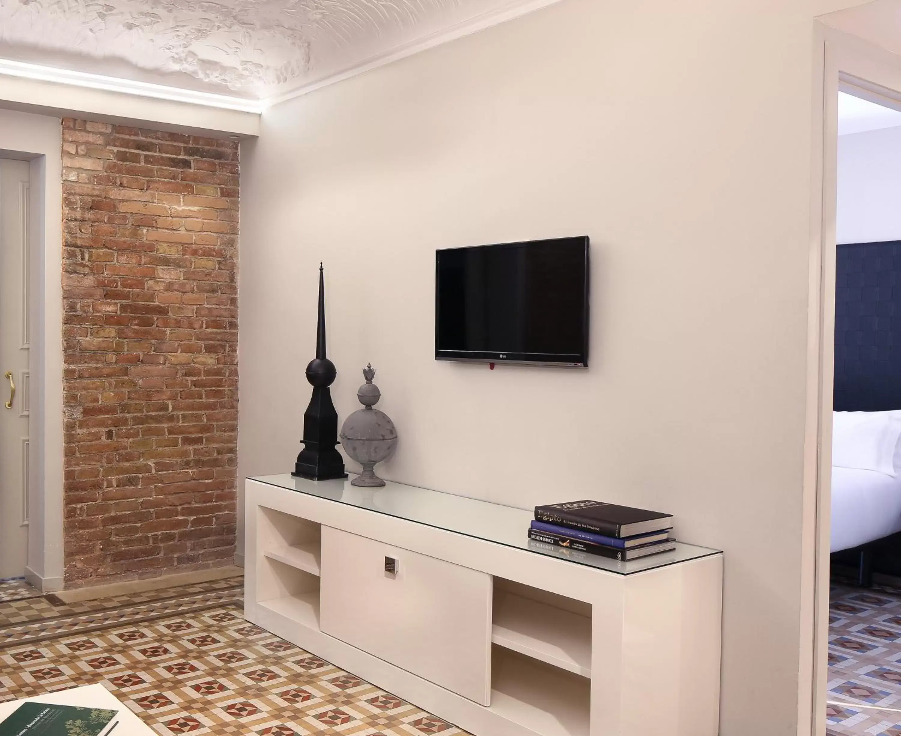 Kitchen or kitchenette, TV/Entertainment Center in Hotel Balmes, a member of Preferred Hotels & Resorts