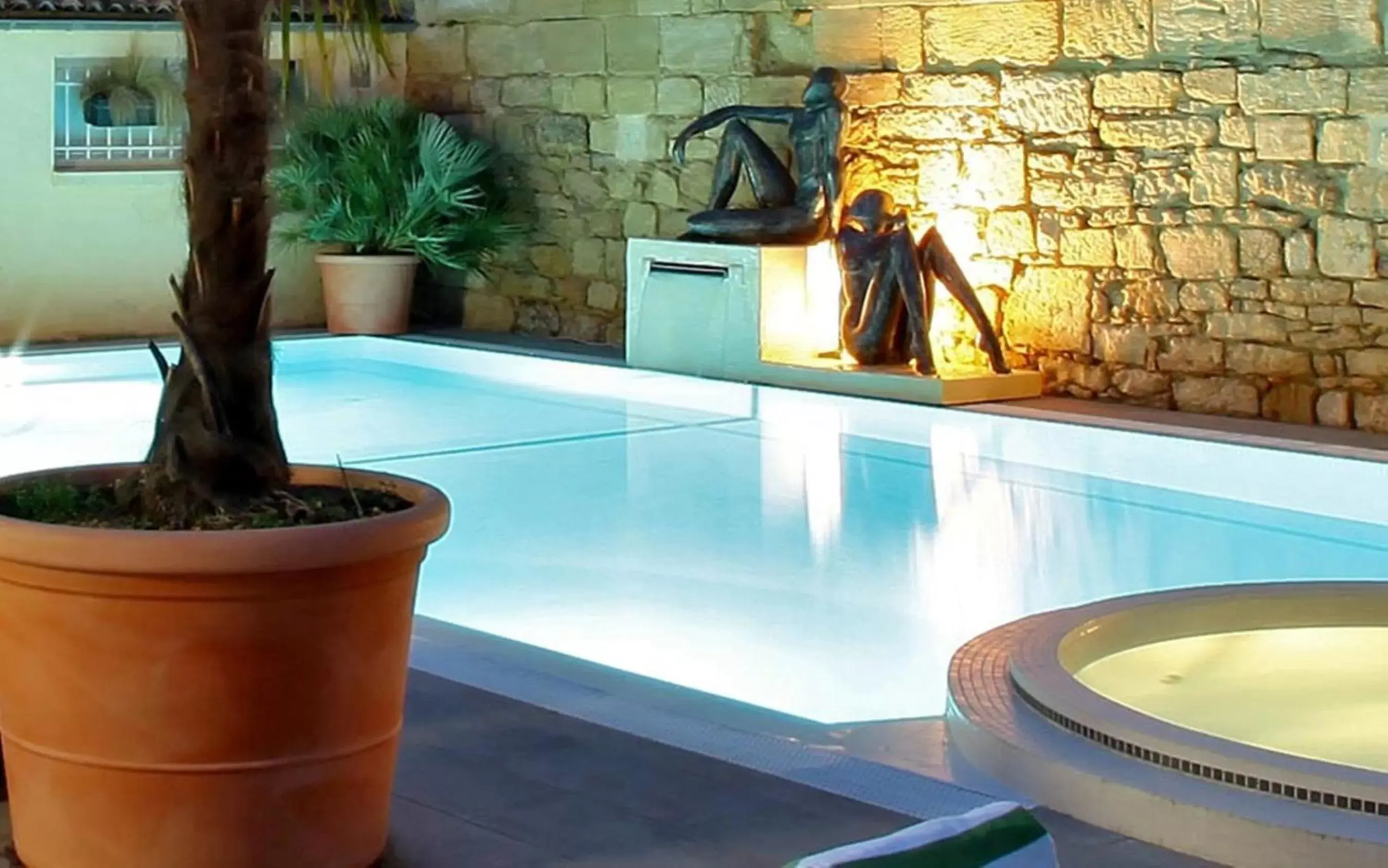 Swimming pool, Bathroom in Plaza Madeleine & Spa