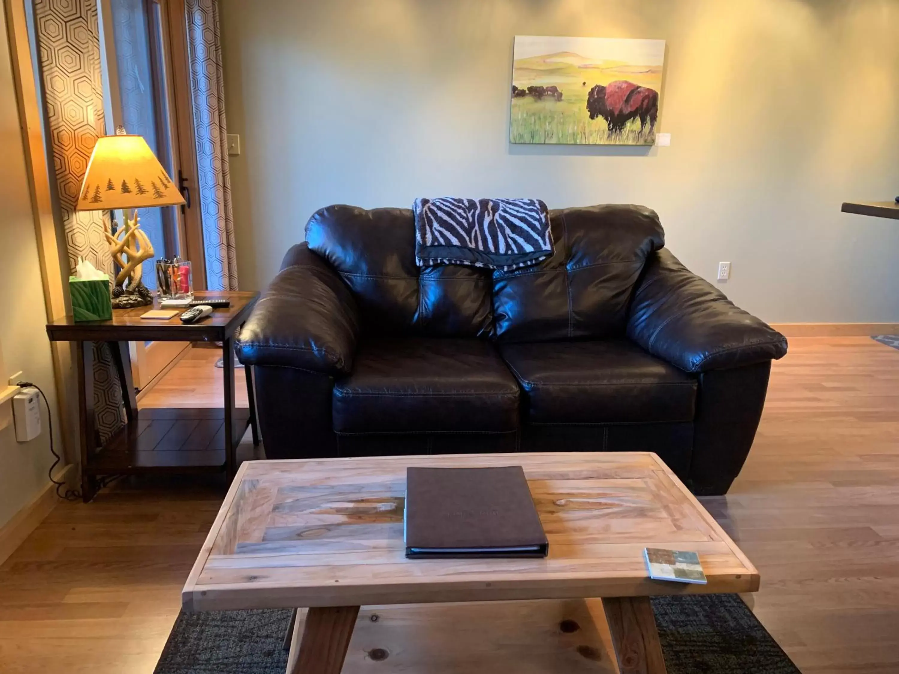 Living room, Seating Area in Twisp River Suites