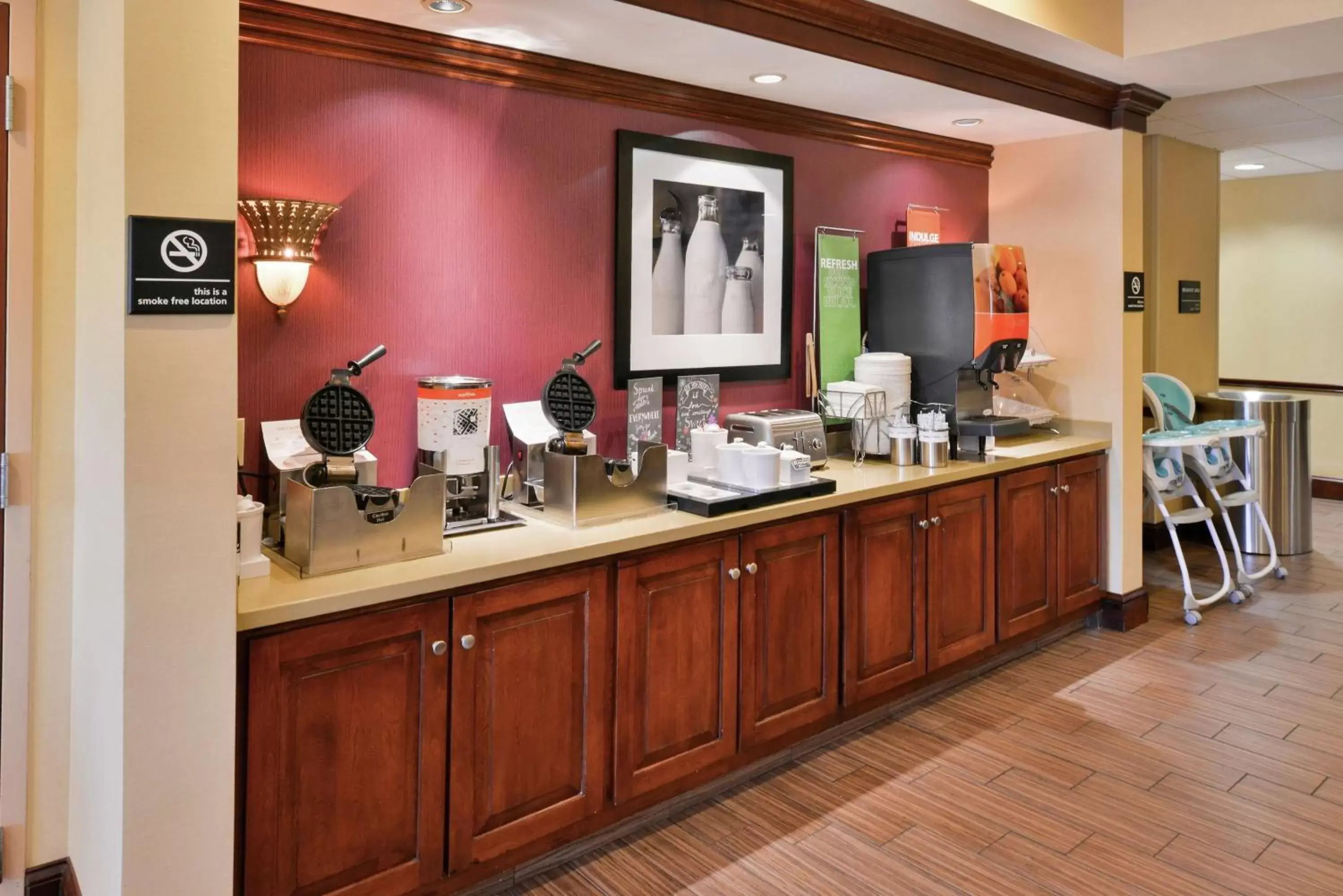 Dining area in Hampton Inn Waynesboro/Stuarts Draft