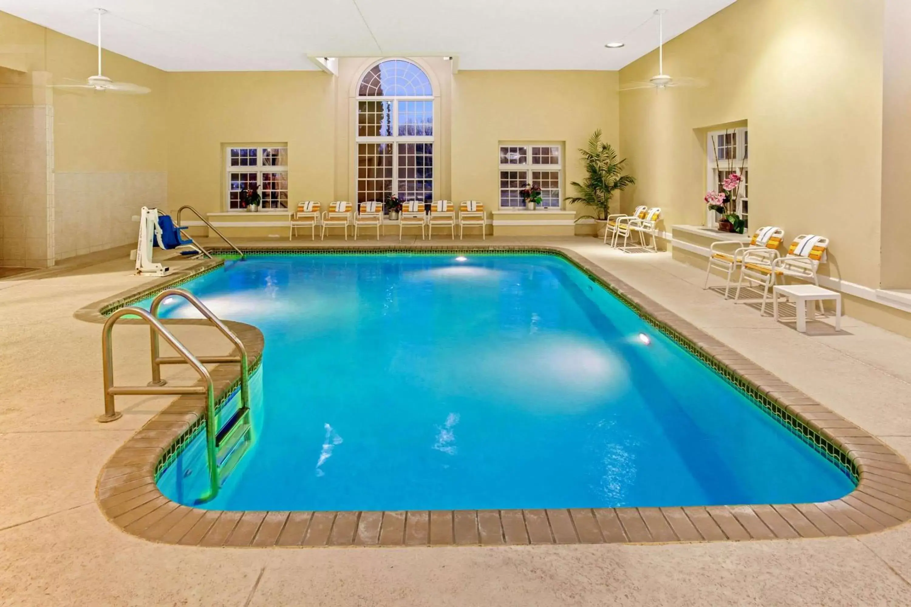 Hot Tub, Swimming Pool in La Quinta by Wyndham Milwaukee Delafield