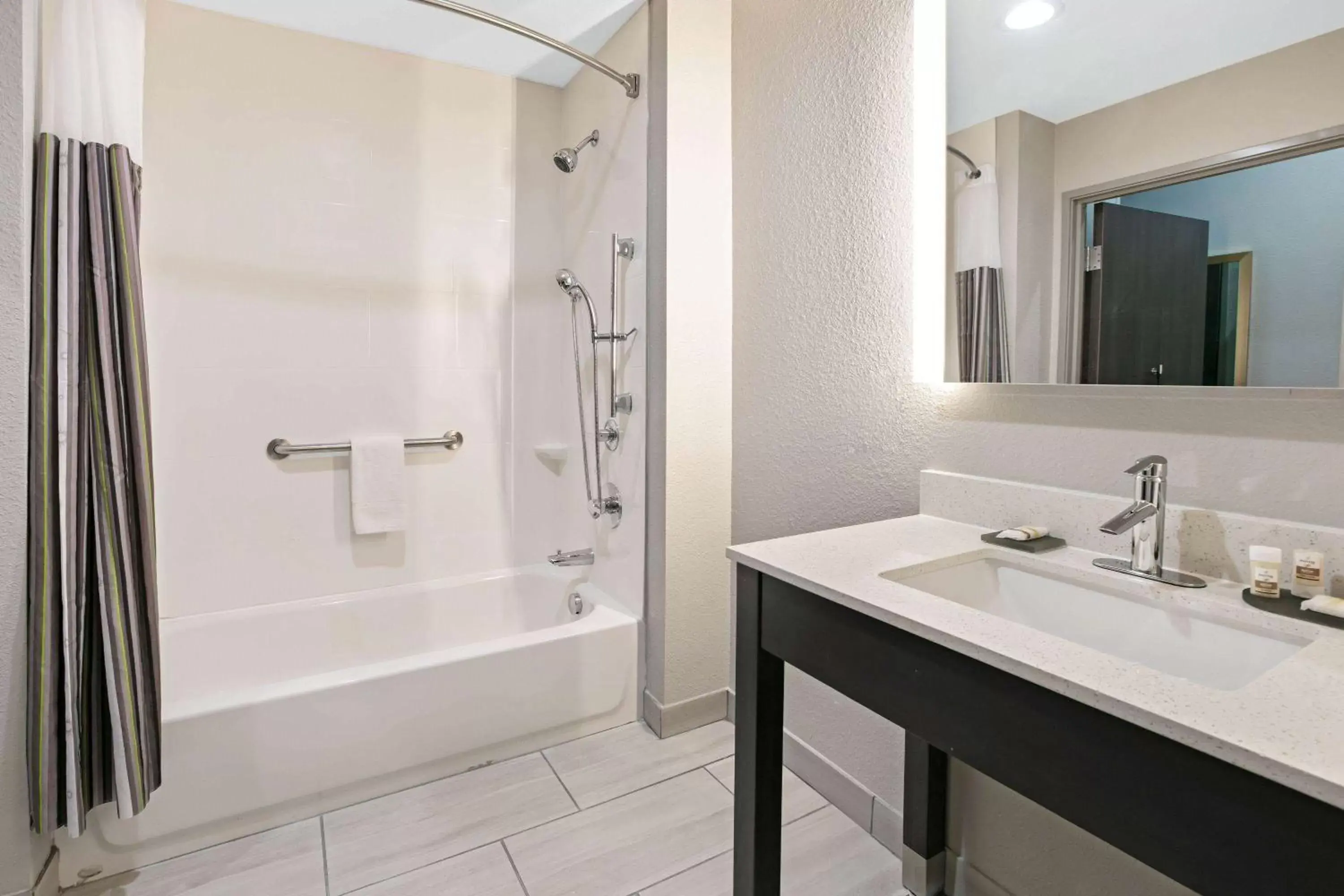 Bathroom in La Quinta Inn & Suites DFW West-Glade-Parks