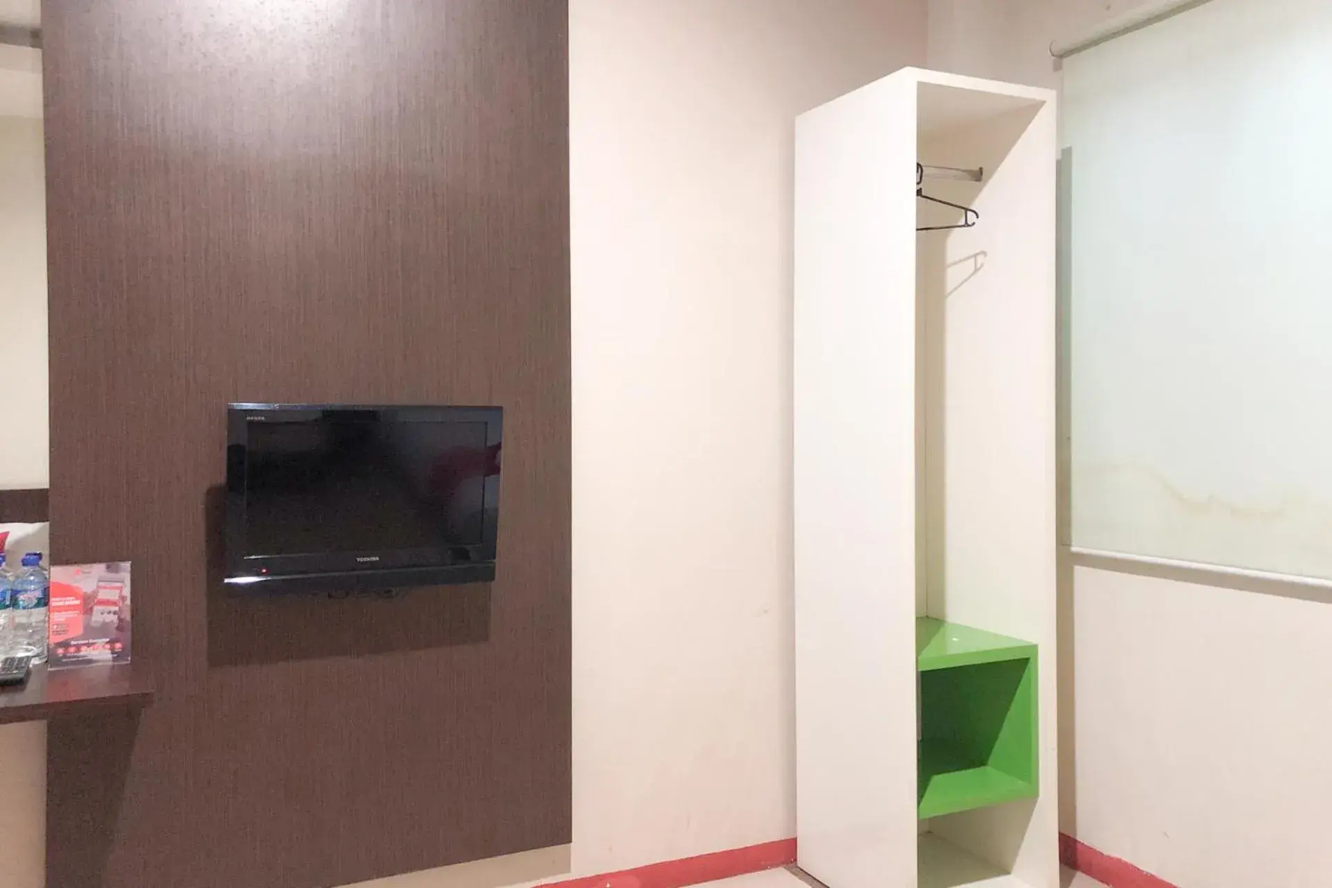 Bed in RedDoorz near Pantai Pede Bed in RedDoorz near Pantai Pede