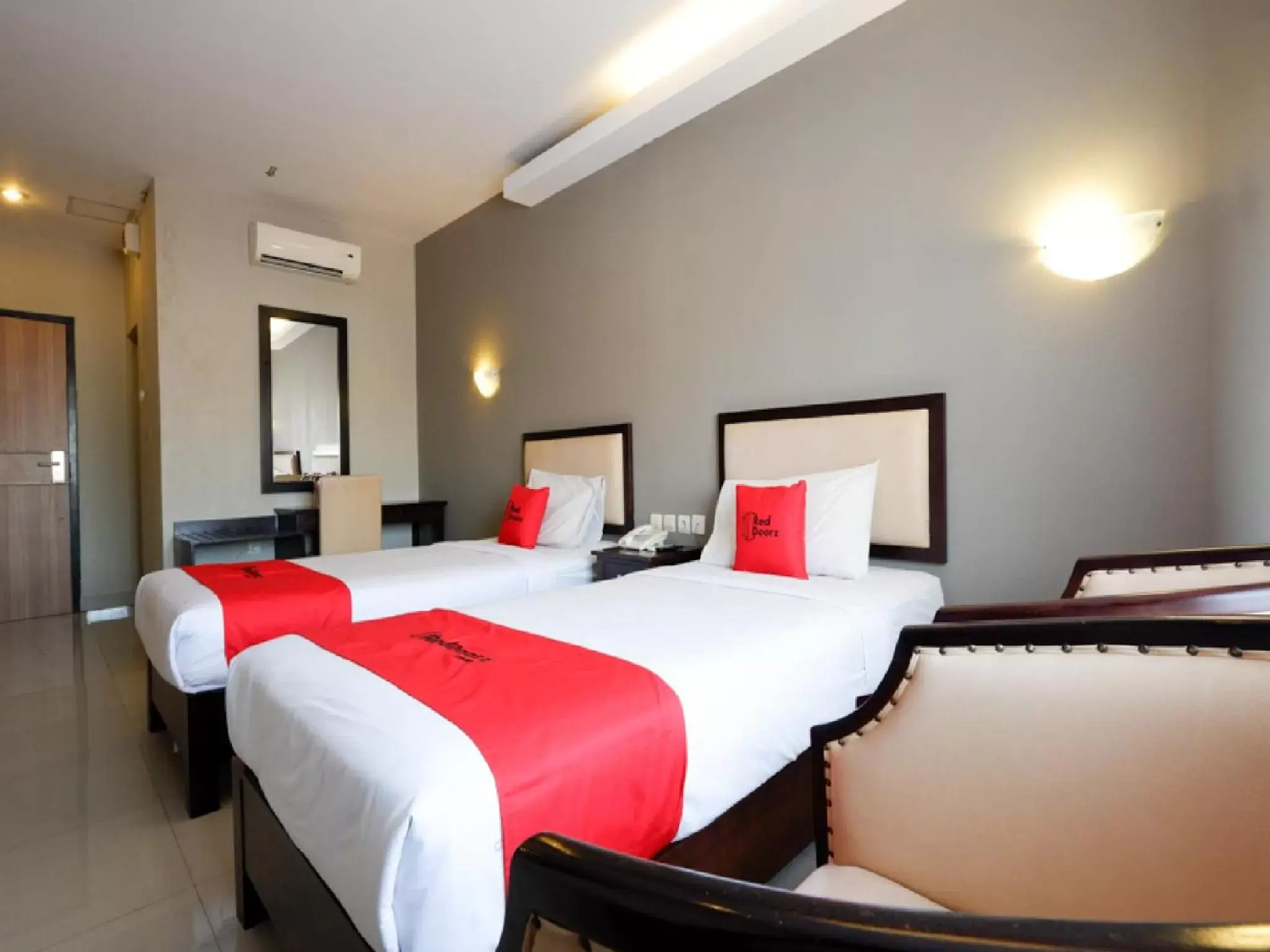 Bedroom in RedDoorz Plus @ Singosari Raya Bedroom in RedDoorz Plus @ Singosari Raya