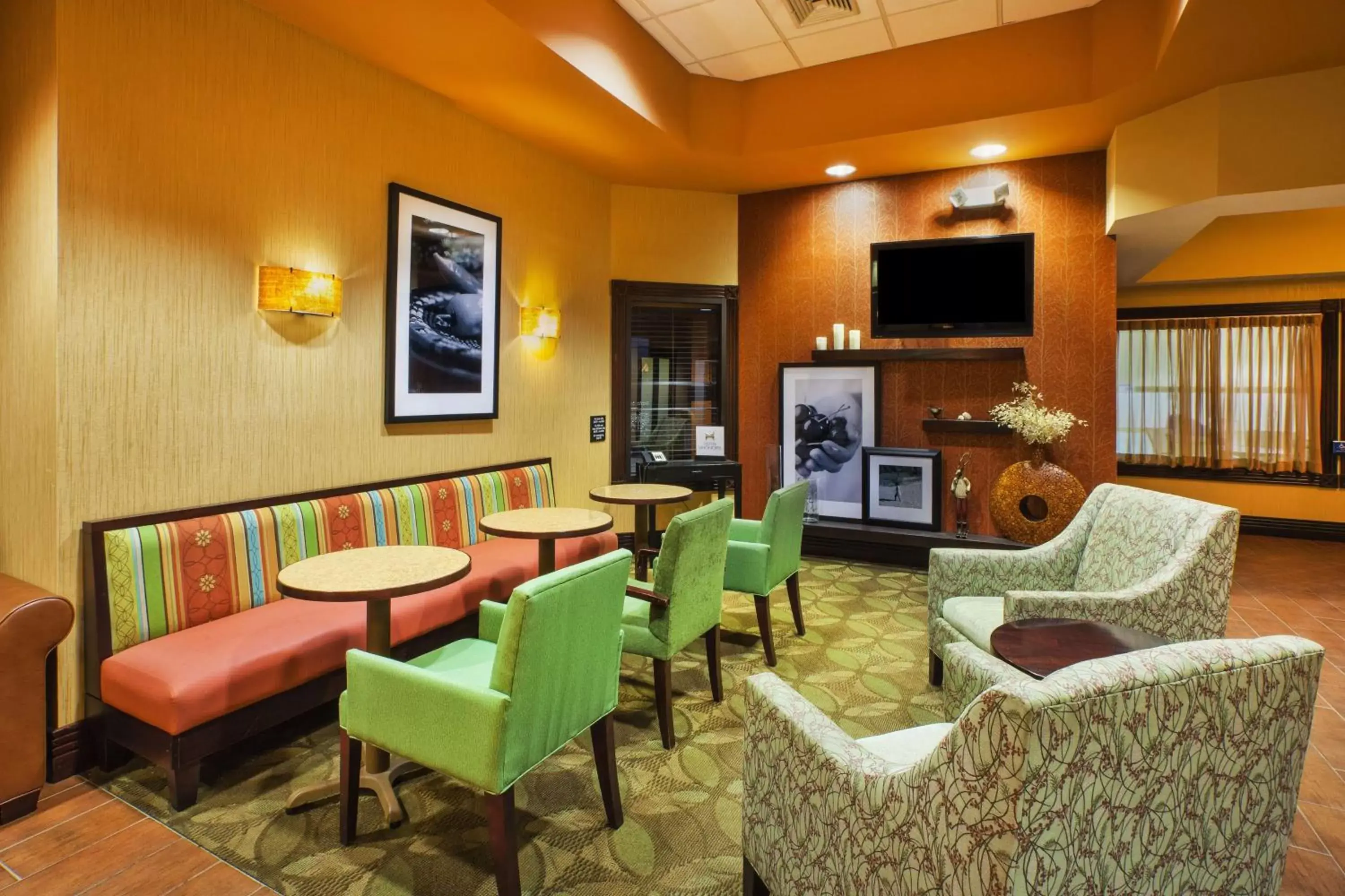 Lobby or reception, Lounge/Bar in Hampton Inn Gaylord