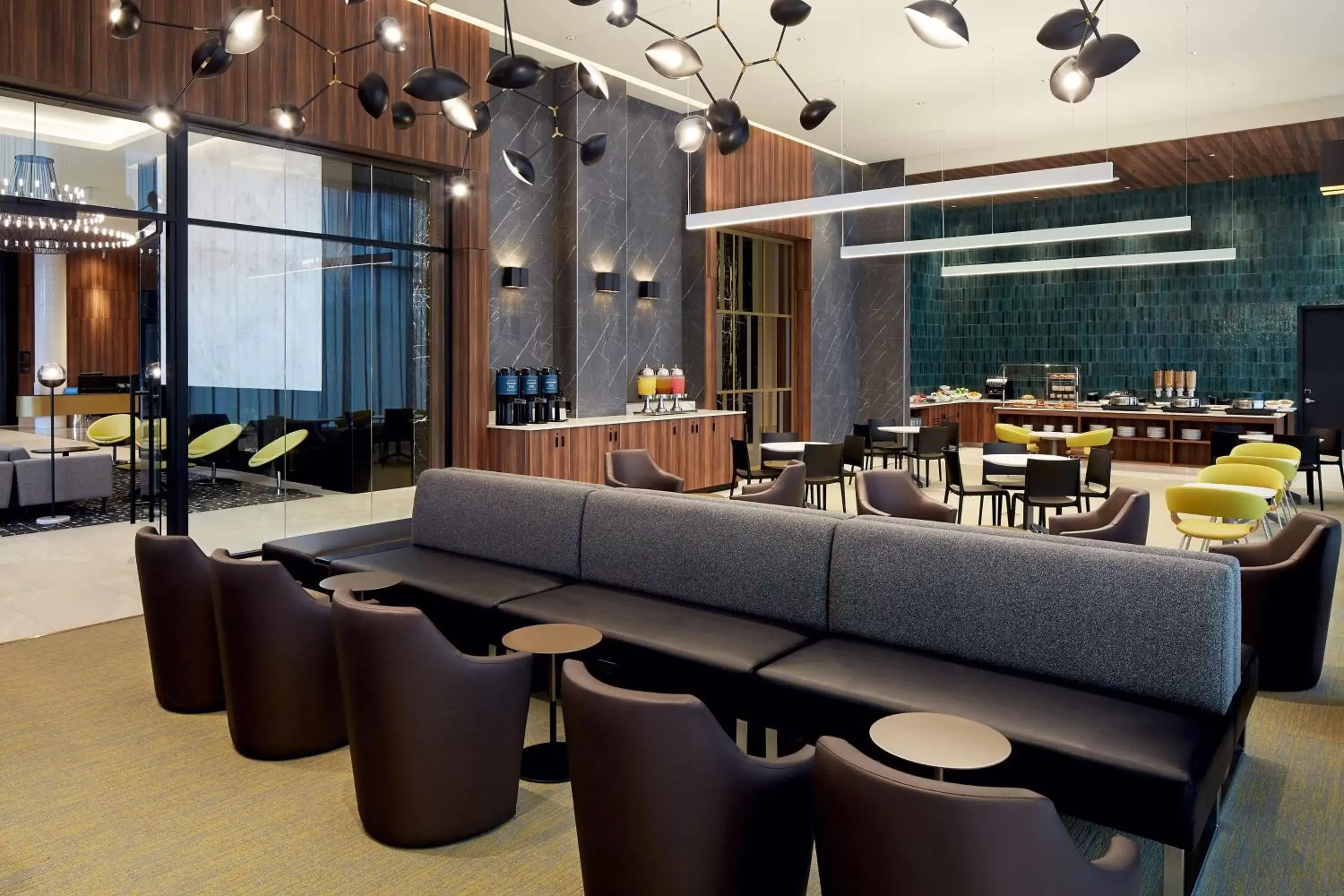 Breakfast, Lounge/Bar in Homewood Suites By Hilton Montreal Midtown