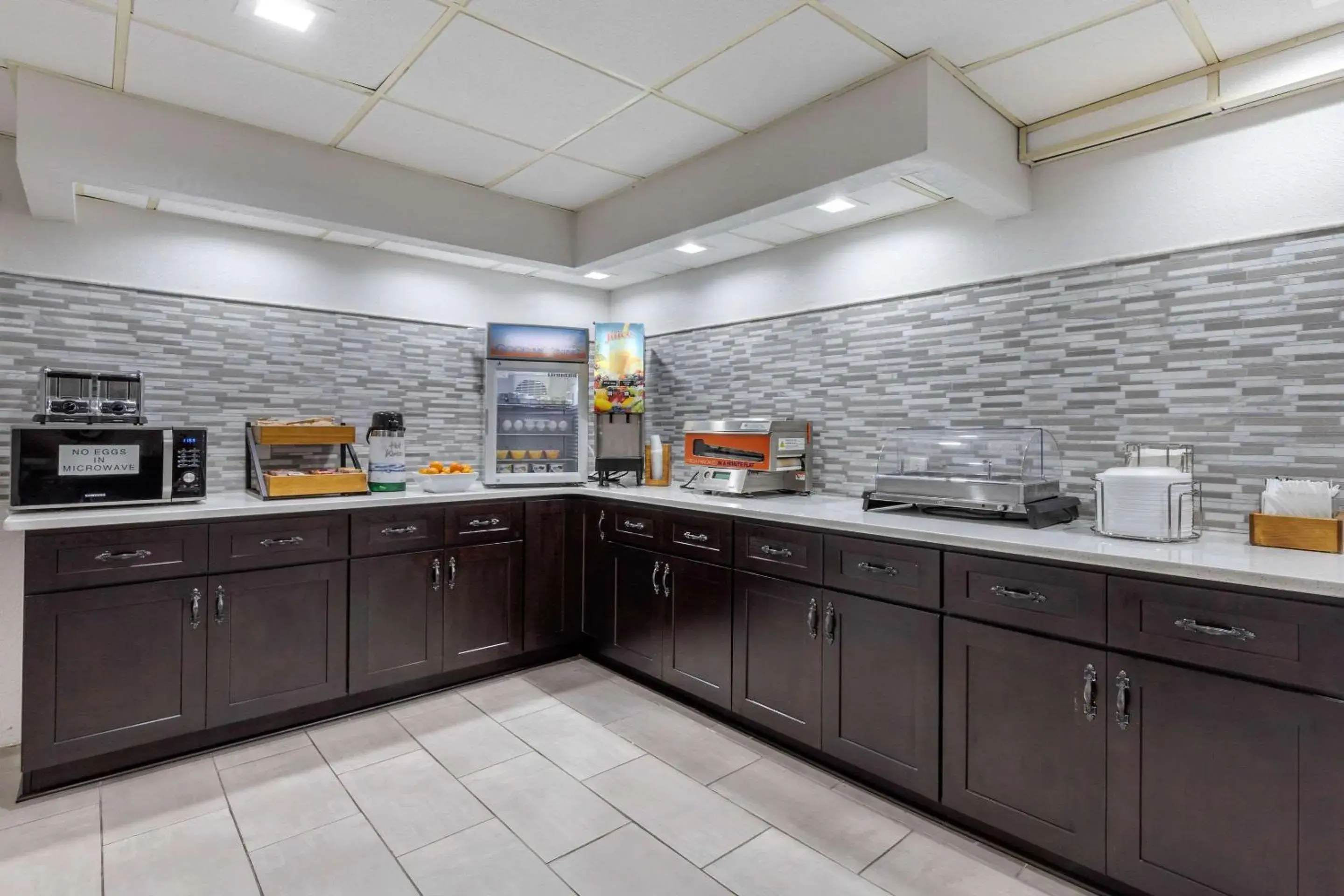 Restaurant/places to eat, Kitchen/Kitchenette in Suburban Studios at the University Restaurant/places to eat, Kitchen/Kitchenette in Suburban Studios at the University