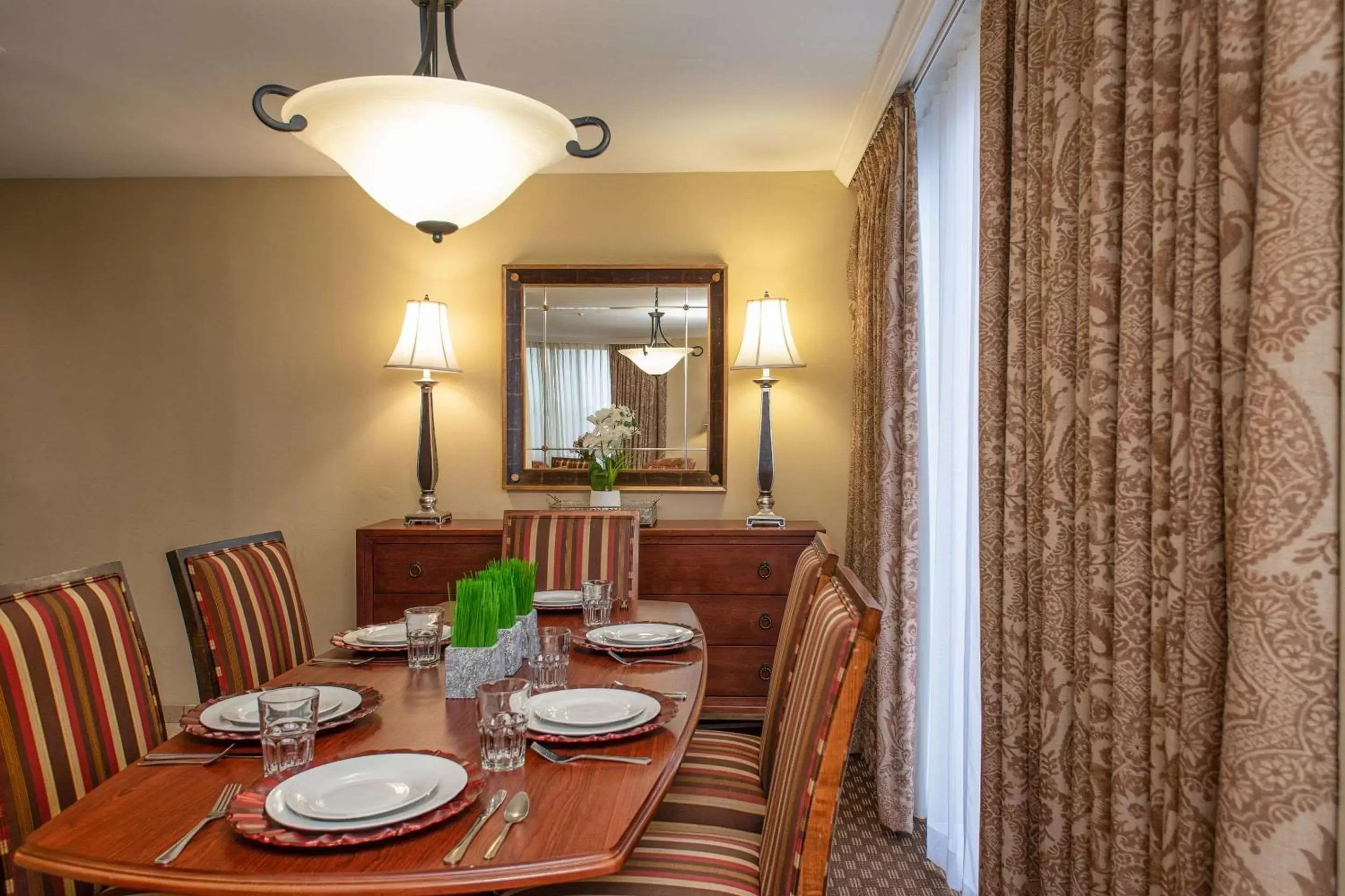 Photo of the whole room, Dining Area in Clarion Collection Hotel Arlington Court Suites