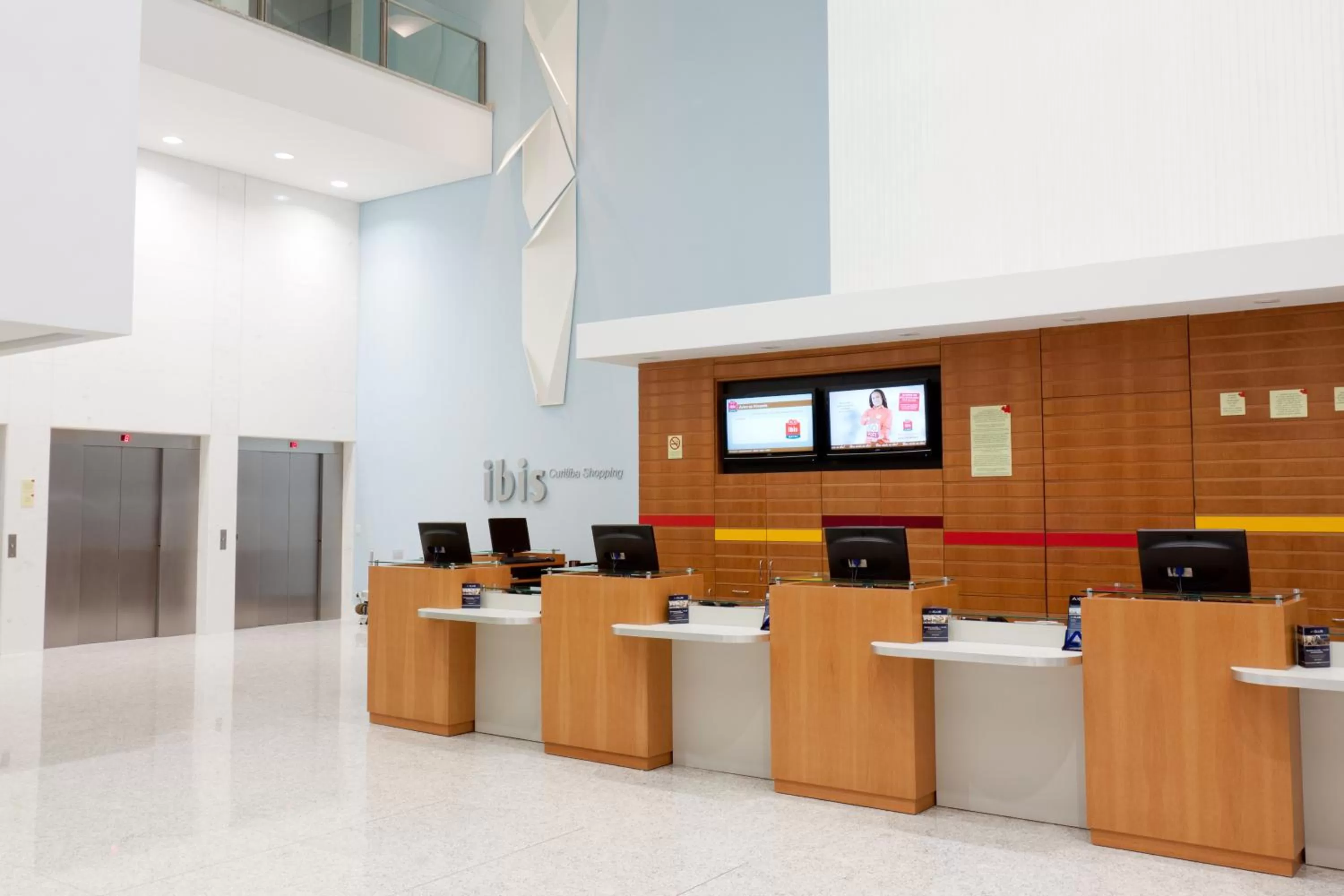 Lobby or reception in ibis Curitiba Shopping
