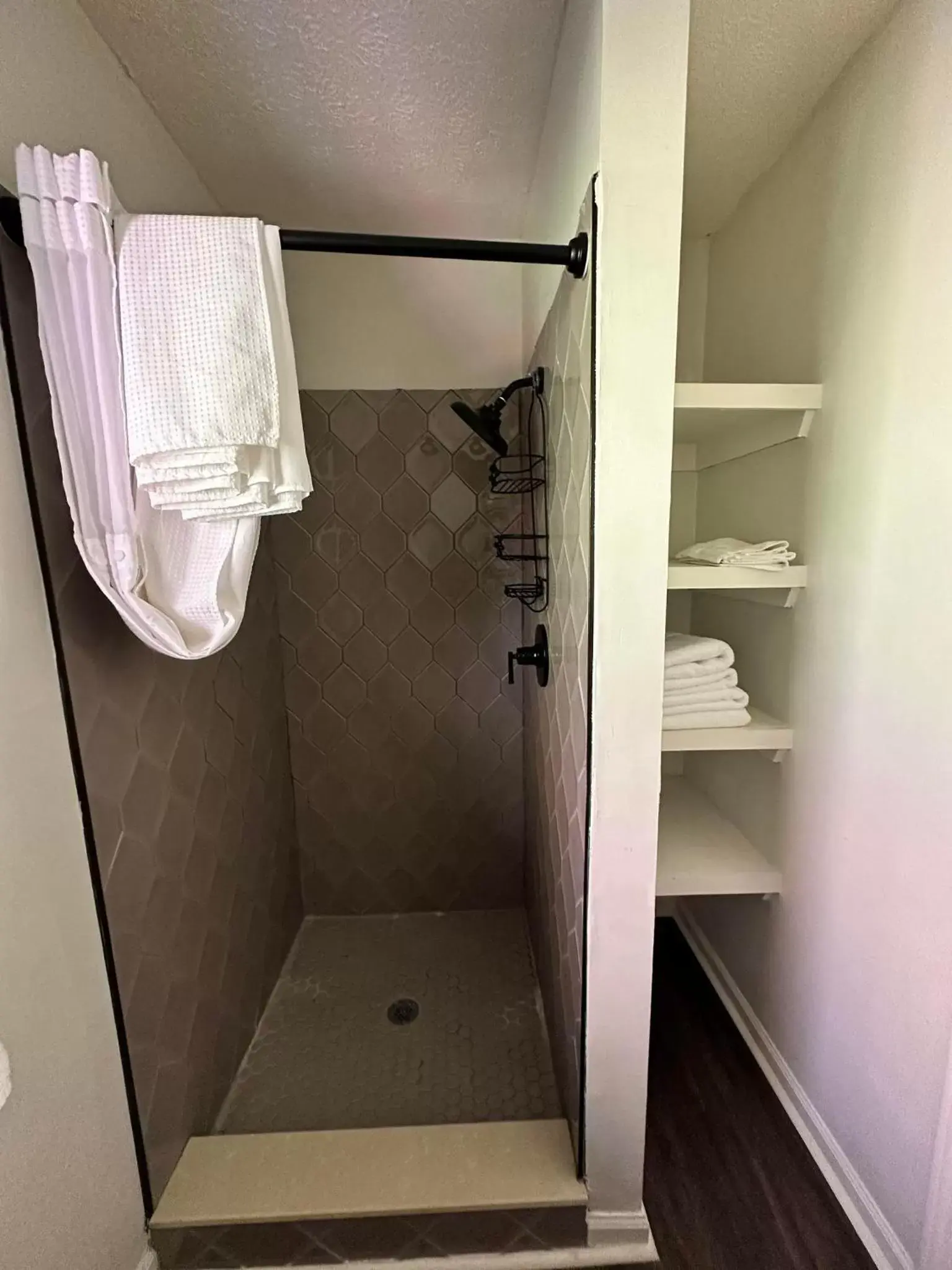 Shower, Bathroom in Sylvan Valley Lodge and Cellars