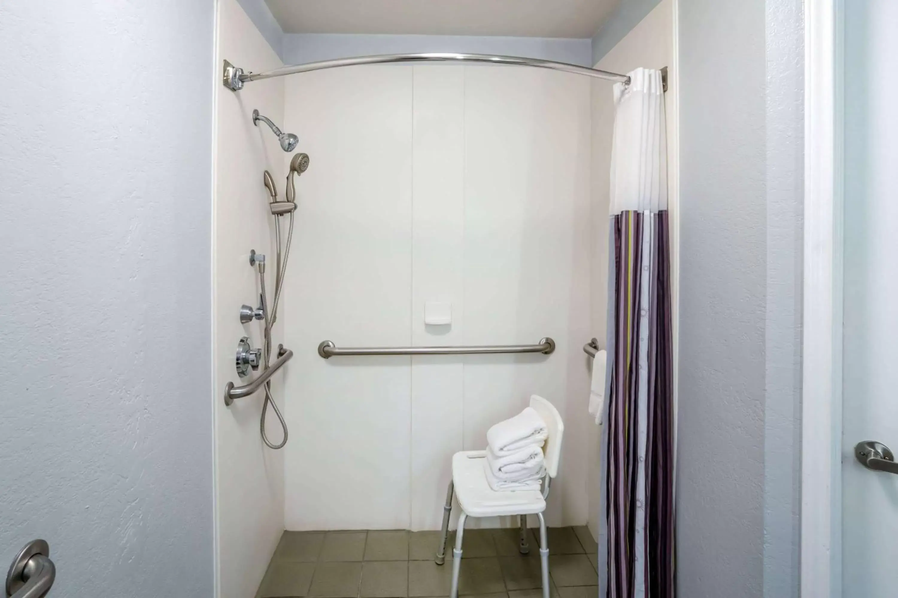 Shower, Bathroom in La Quinta by Wyndham Birmingham Hoover