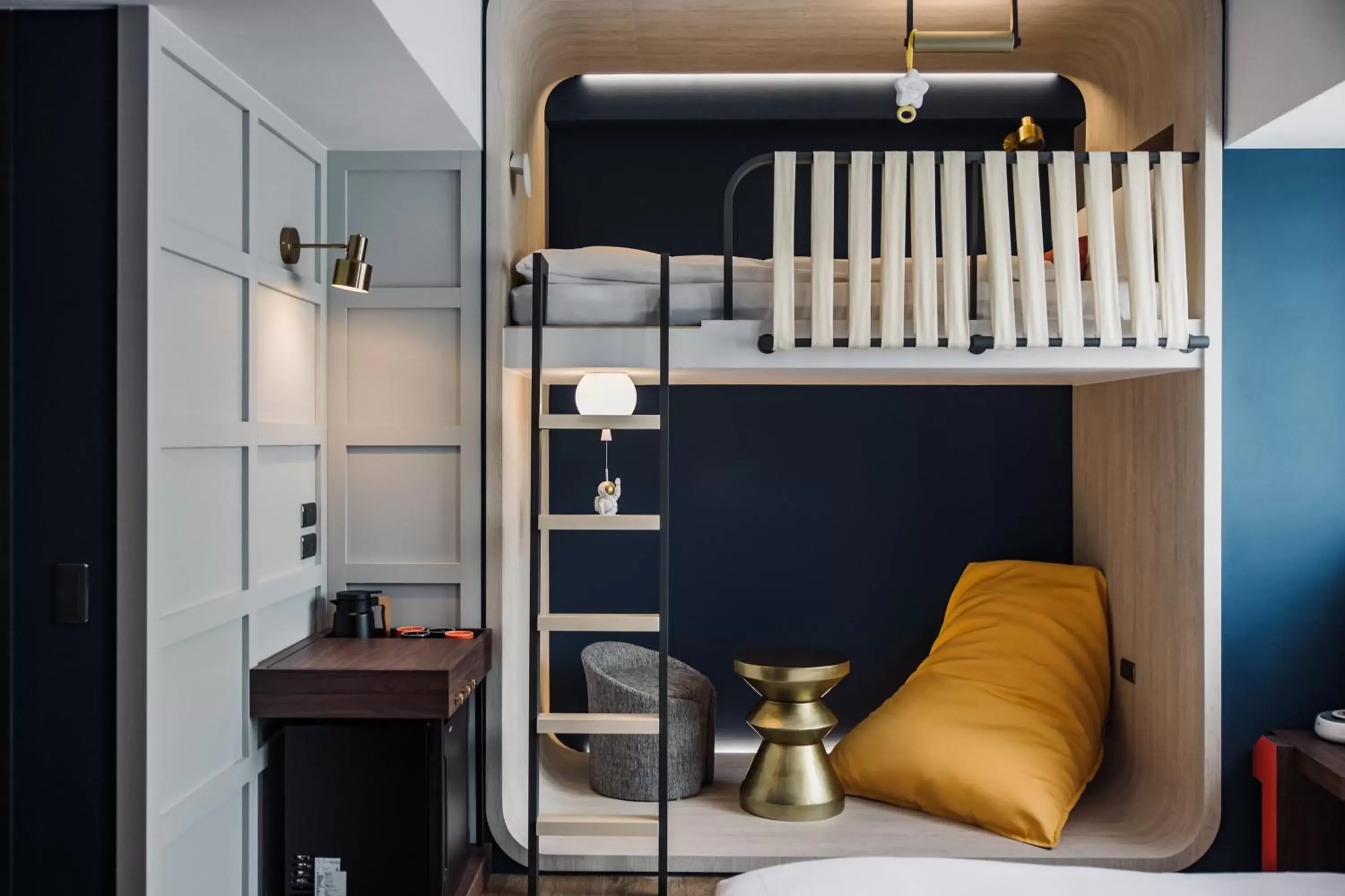 Seating area, Bed in OLAH Poshtel - Taichung Station Seating area, Bed in OLAH Poshtel - Taichung Station