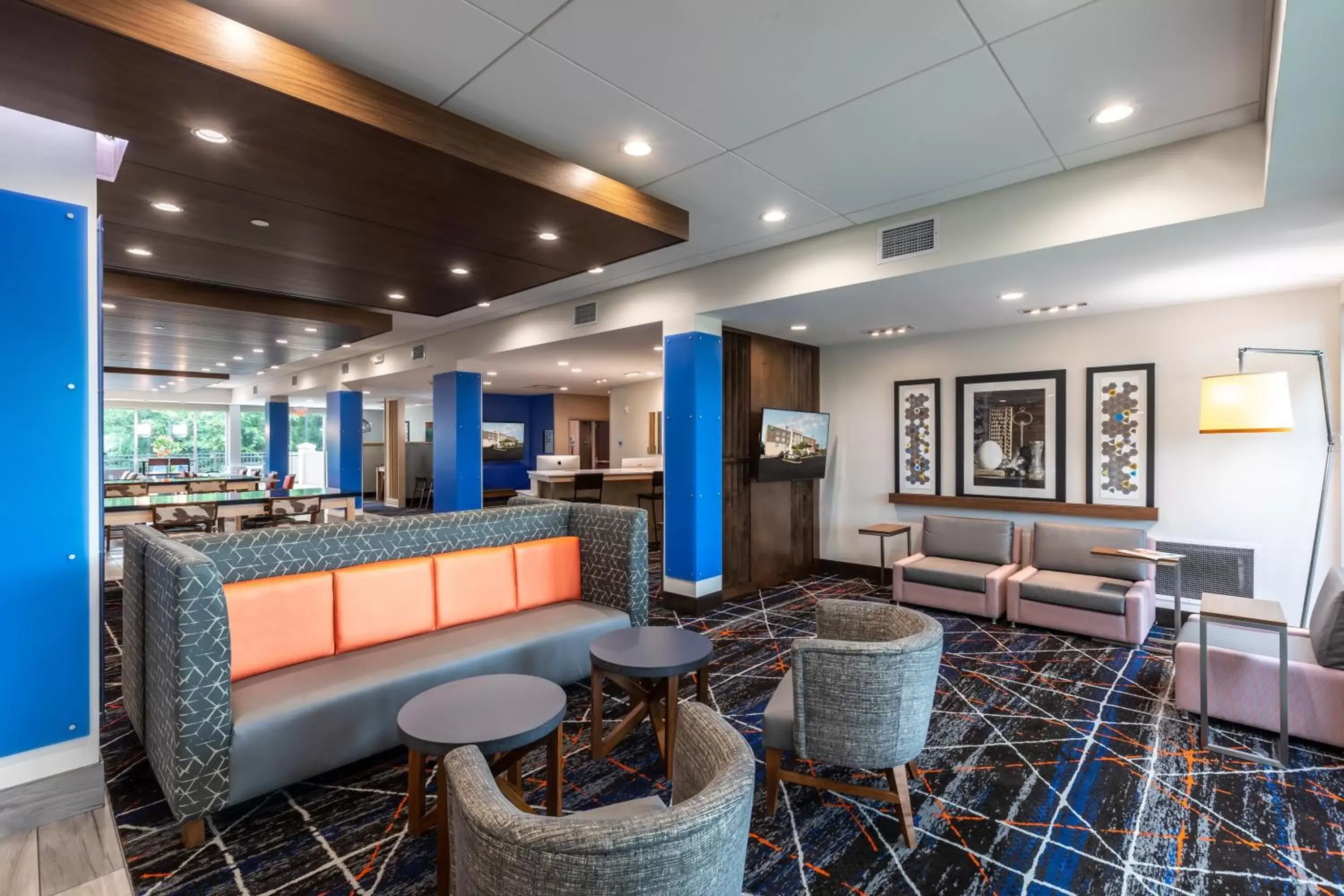 Property building, Lounge/Bar in Holiday Inn Express & Suites Greenville S - Piedmont, an IHG Hotel