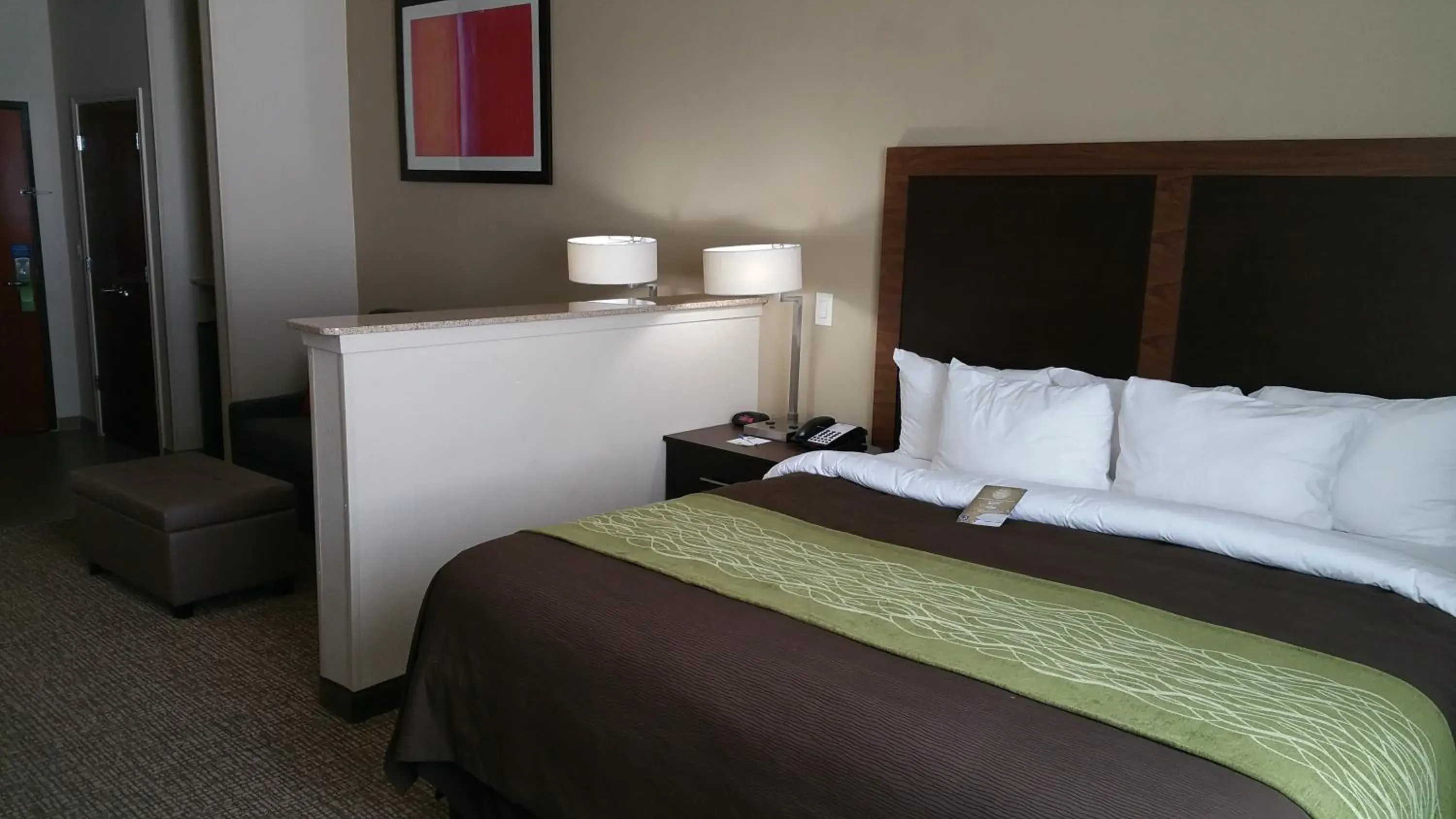 Photo of the whole room, Bed in Comfort Inn & Suites Lakeside